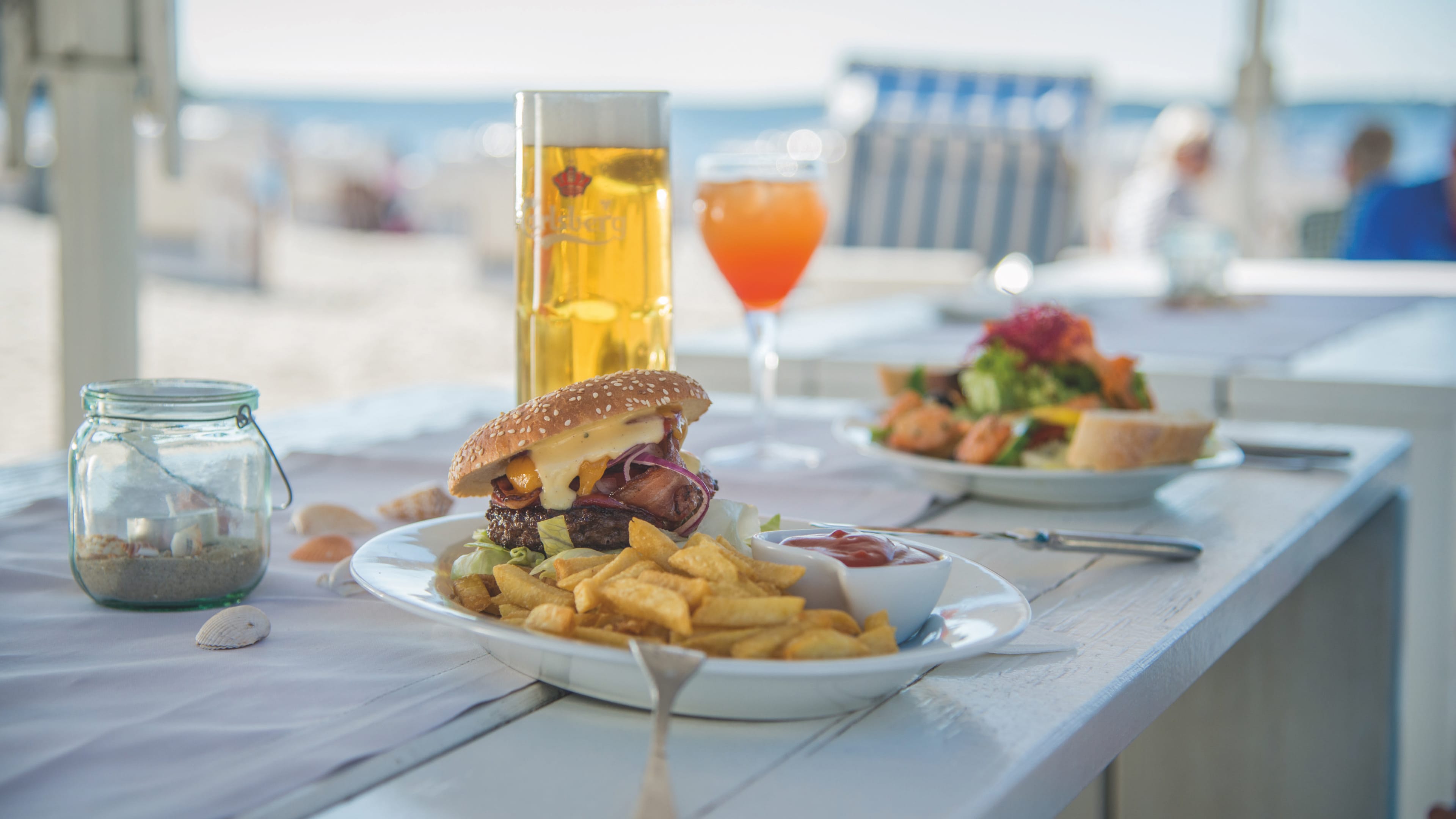 Serviertes Essen an einer Strandbar