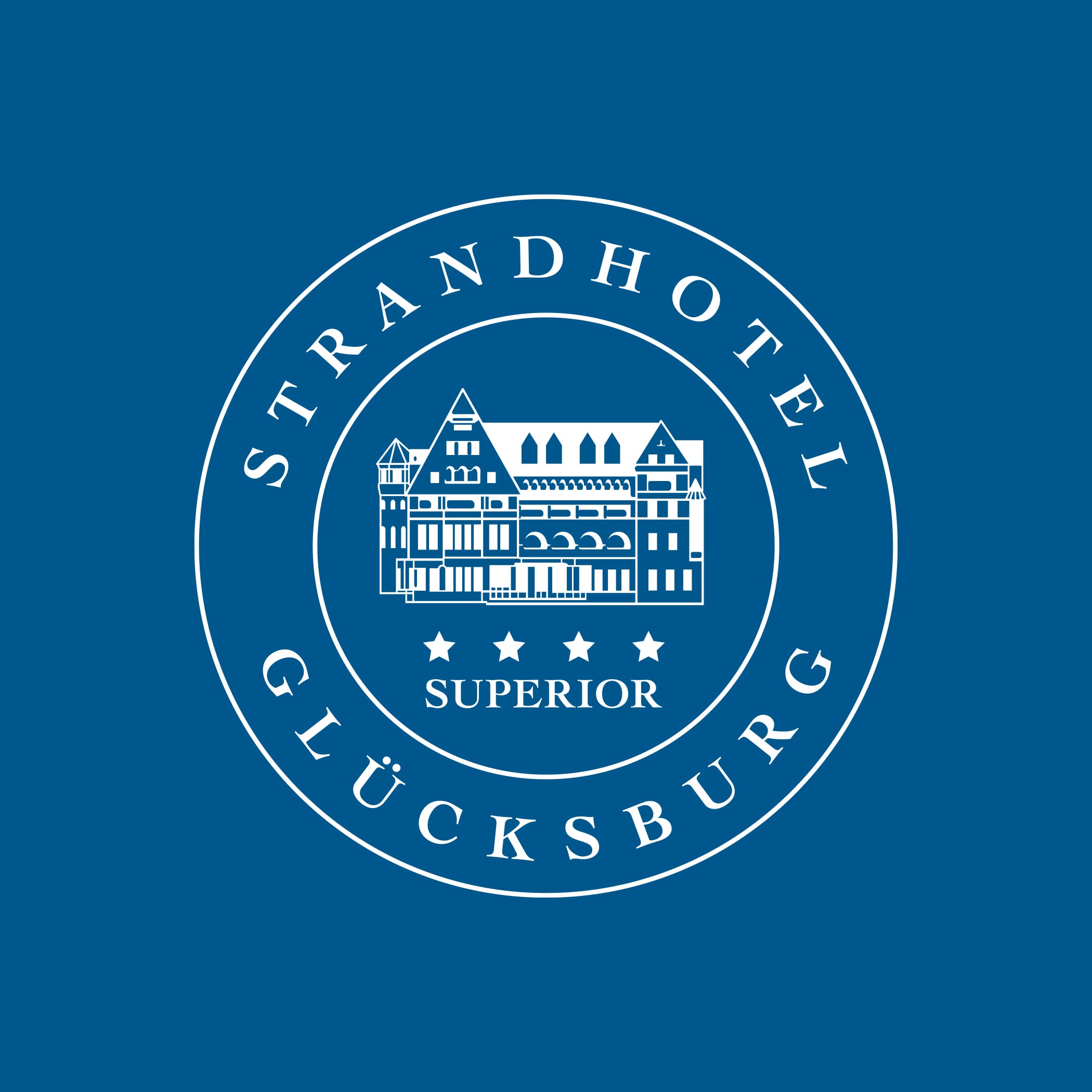 hochzwei_srgl_teaser_01.jpg Blaues Logo von Strandhotel Glücksburg