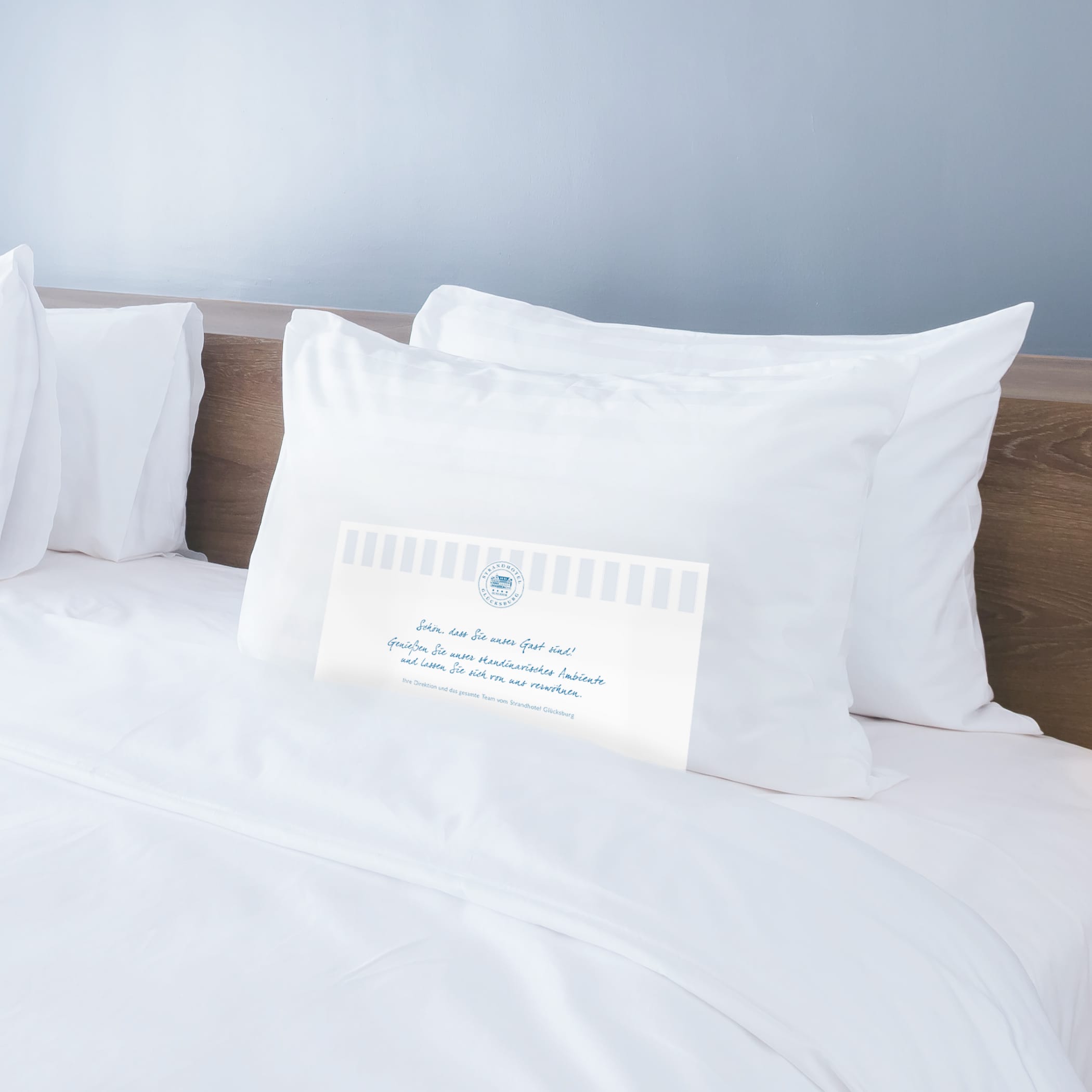 Eine weiße Karte auf einem Hotelbett
