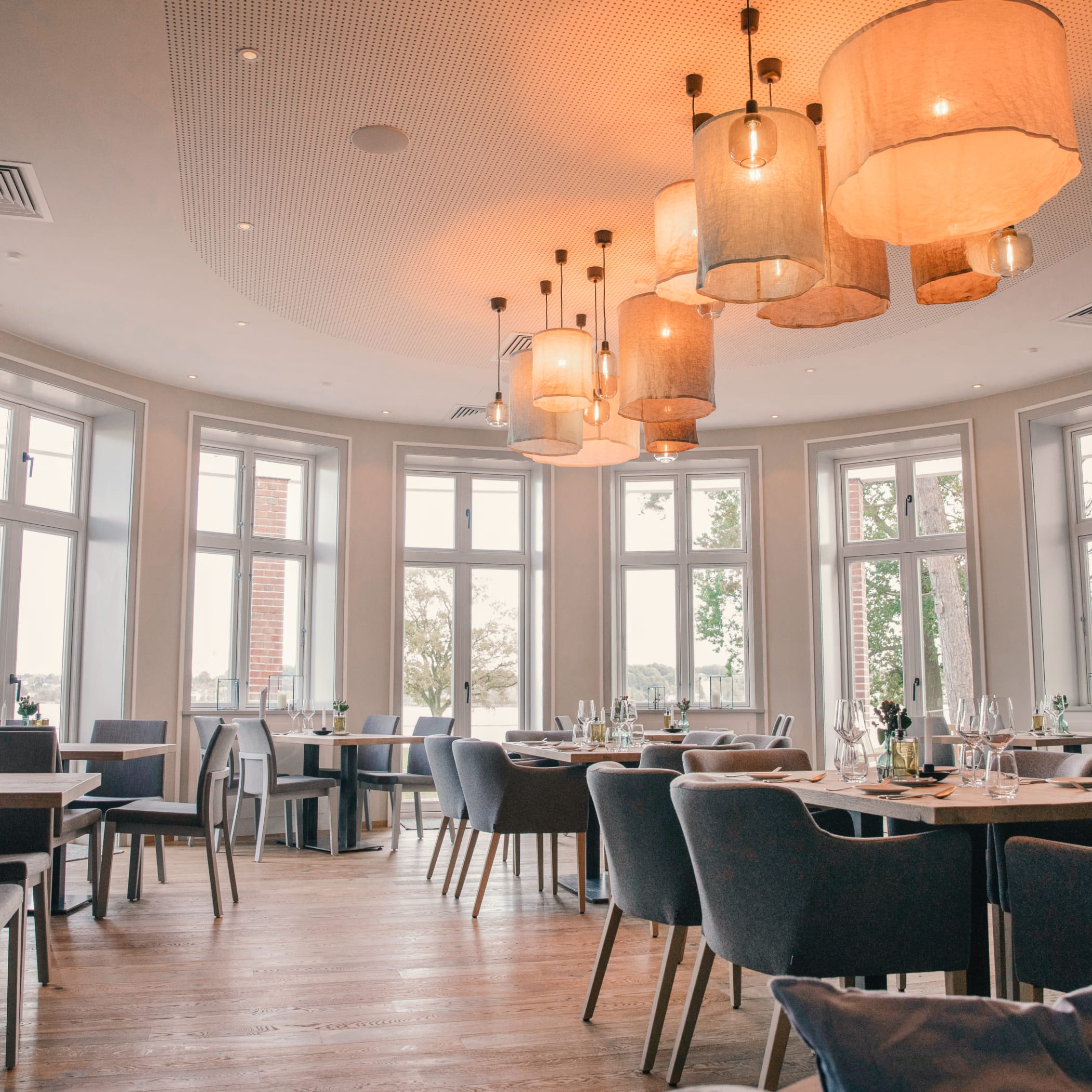 hochzwei_host_teaser_05.jpg Restaurantbereich des Hotels Strandleben in Schleswig