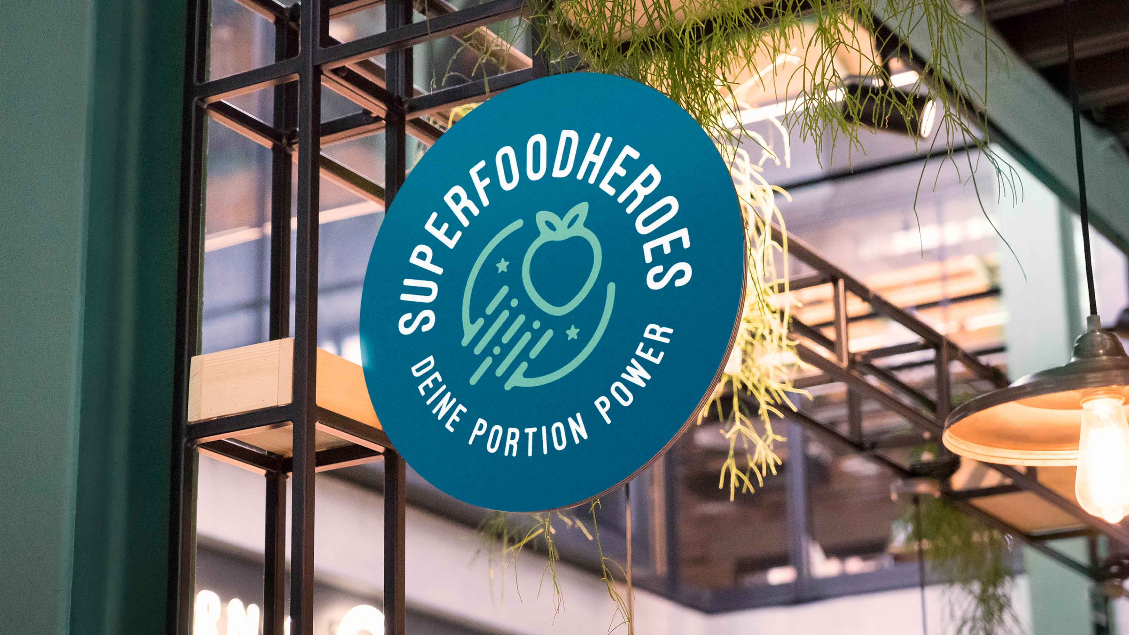 hochzwei_sufood_slider_01.jpg Superfood Heroes Logo an einer Fensterscheibe