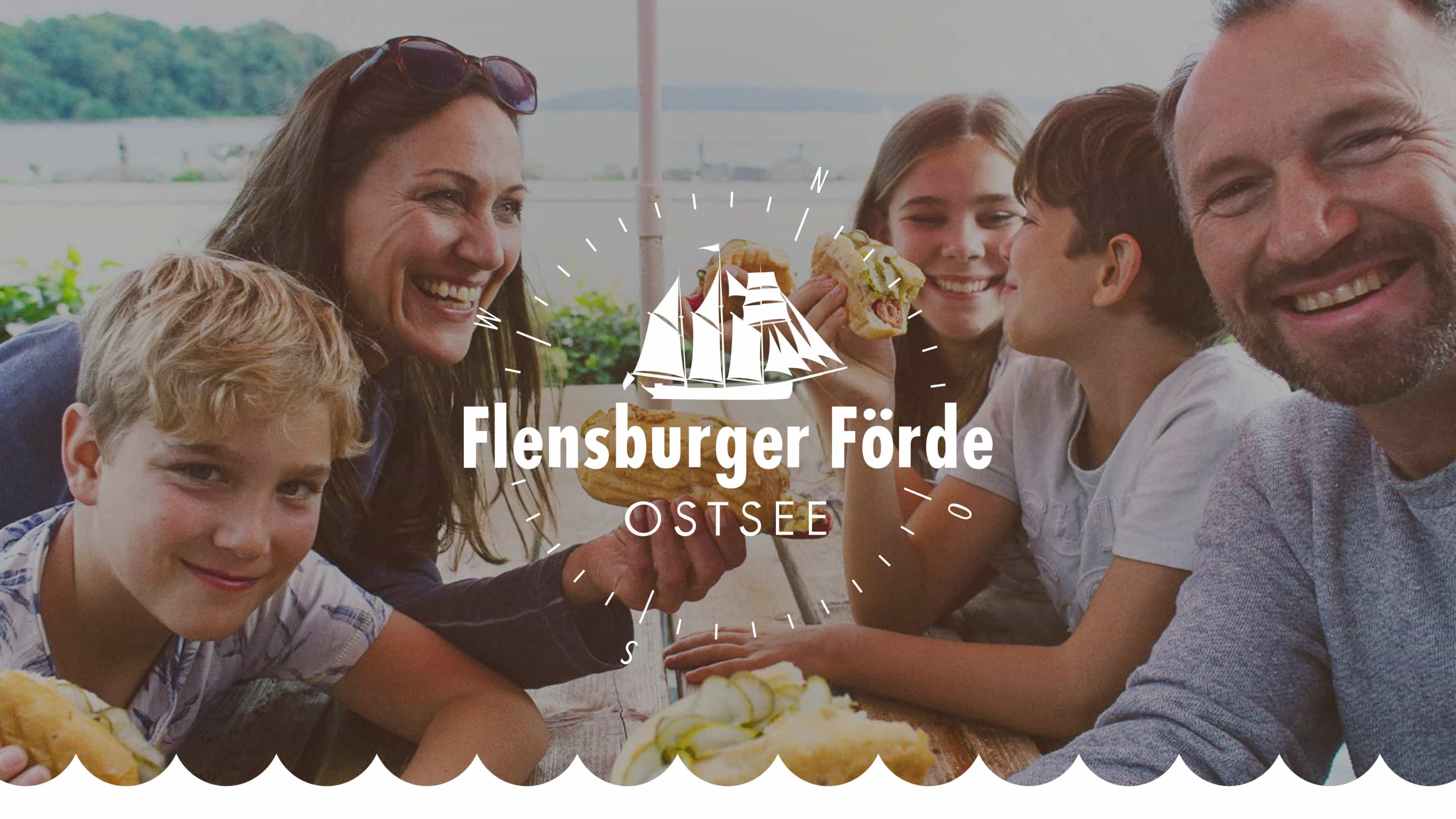 Eltern mit Kindern essen Hotdogs