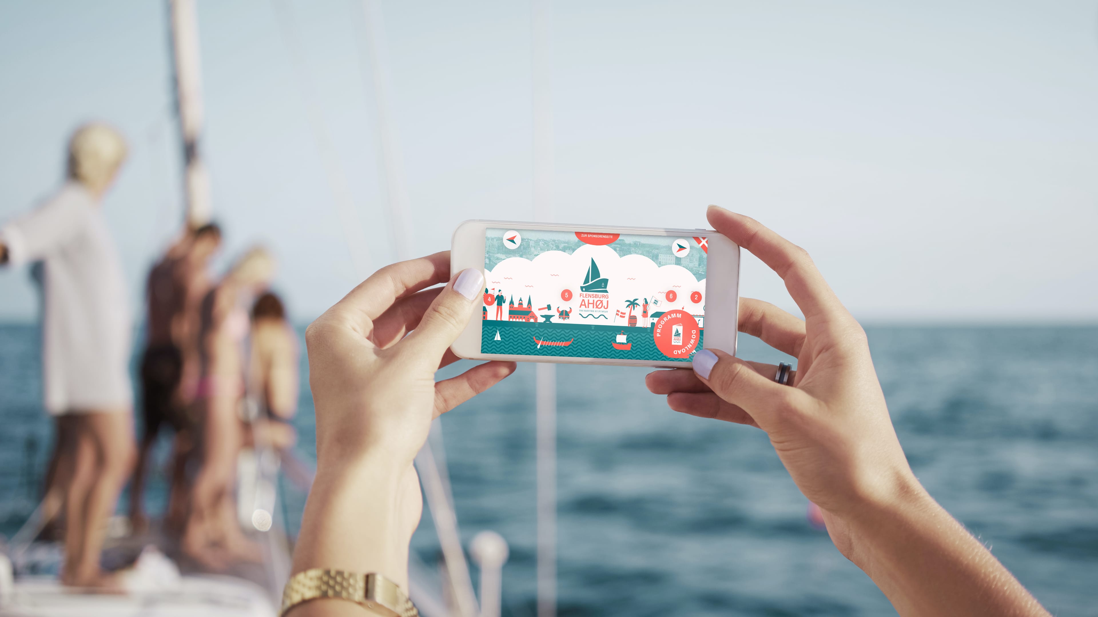 Mehrere Personen auf einem Segelboot