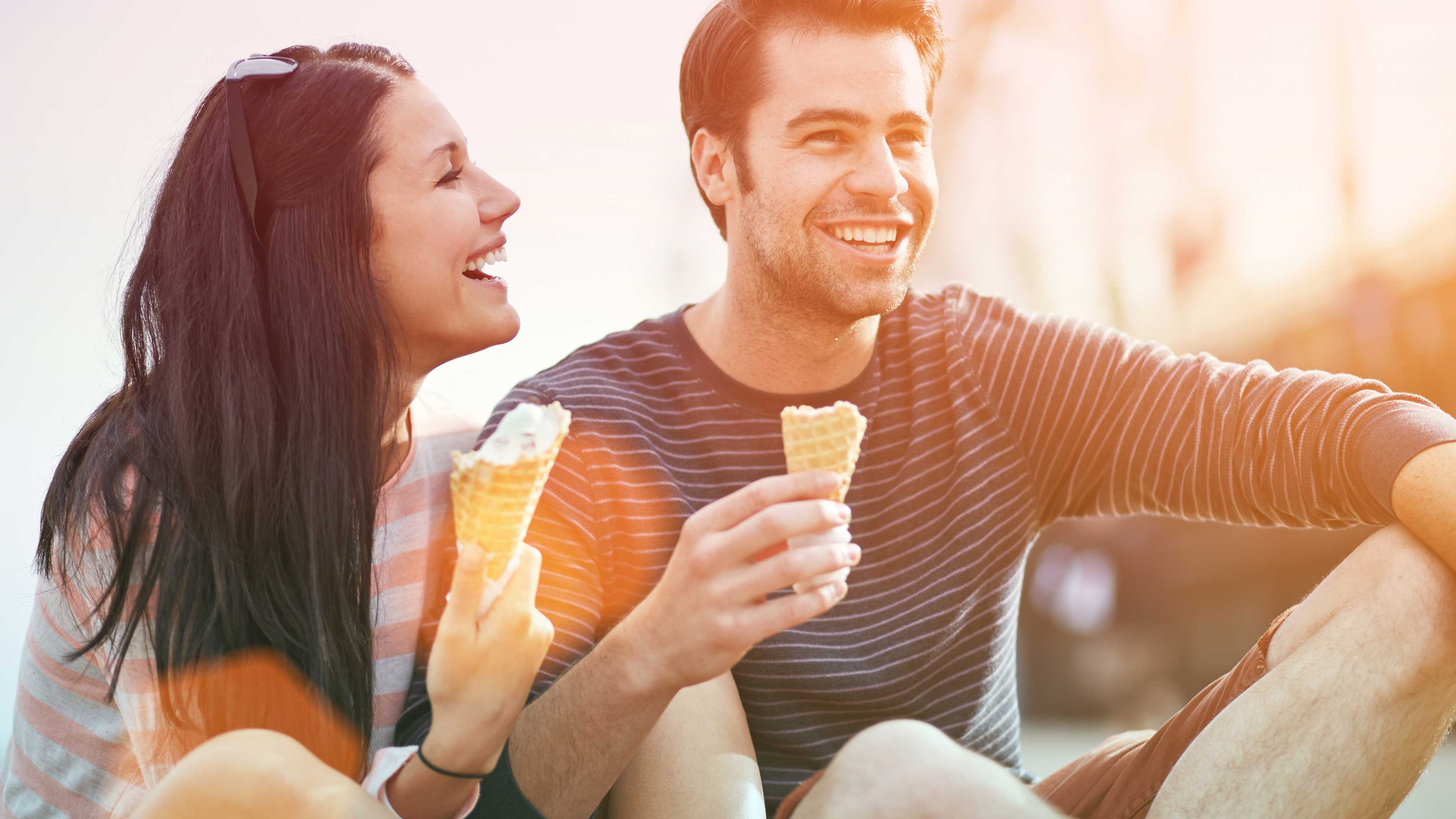 hochzwei_flfj_slider_04.jpg Pärchen isst Eis am Hafen