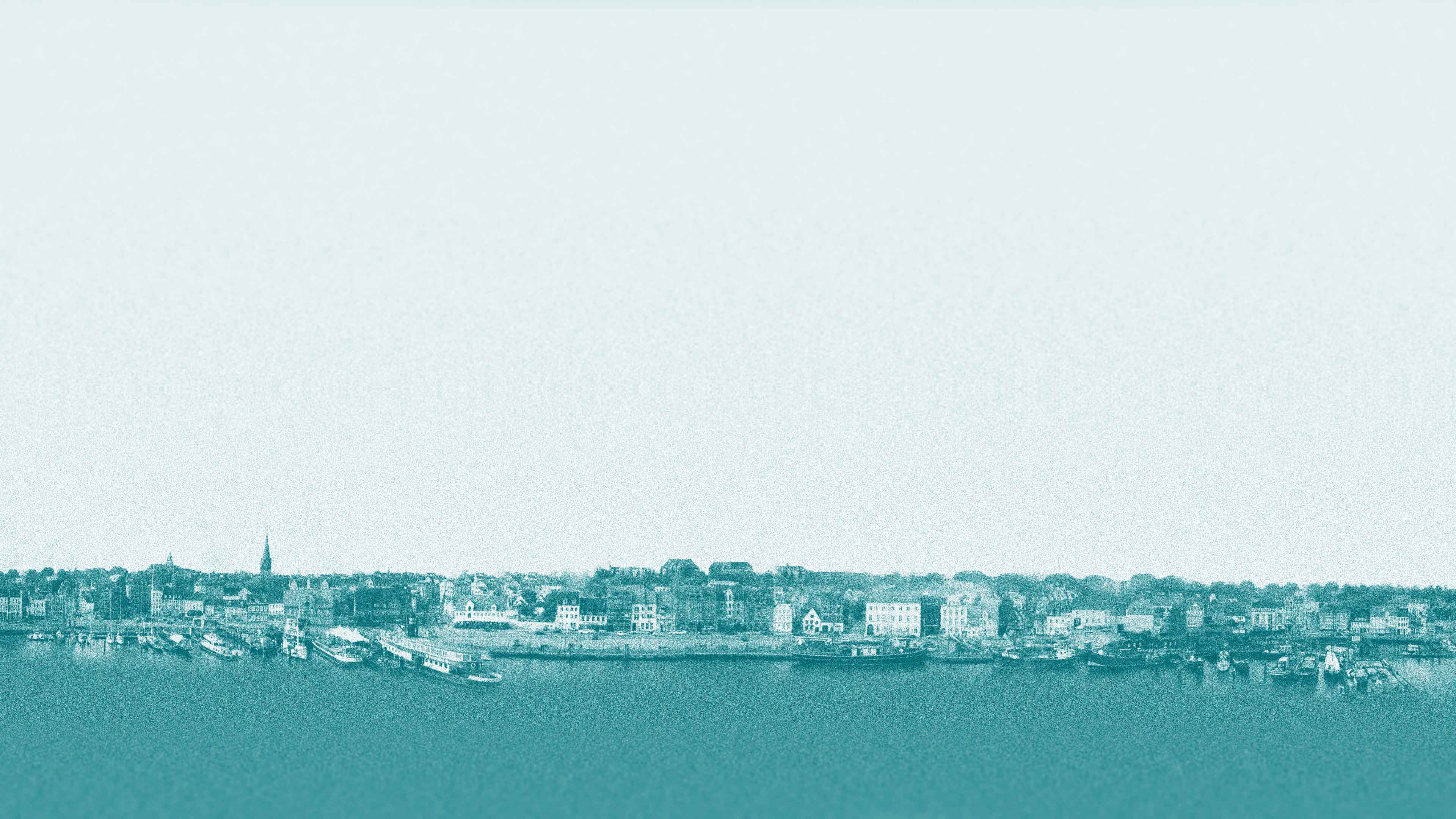 hochzwei_flfj_slider_06.jpg Weitwinkelaufnahme des Flensburger Hafens