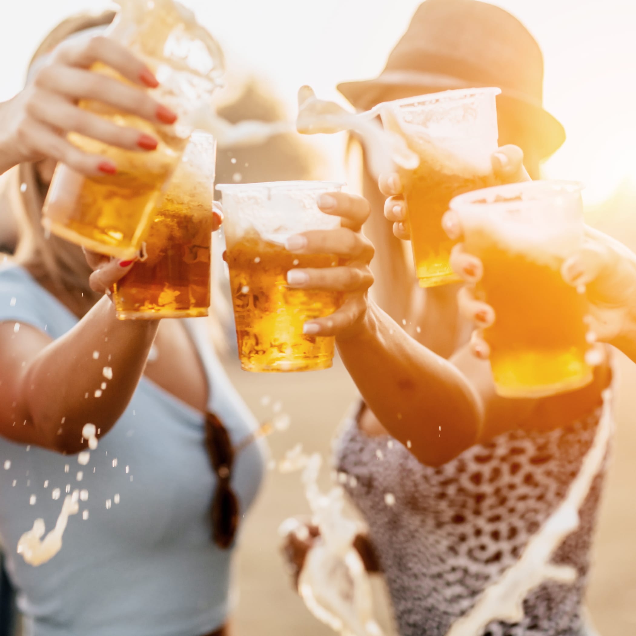 hochzwei_flfj_teaser_04.jpg Vier Personen stoßen mit Bier an