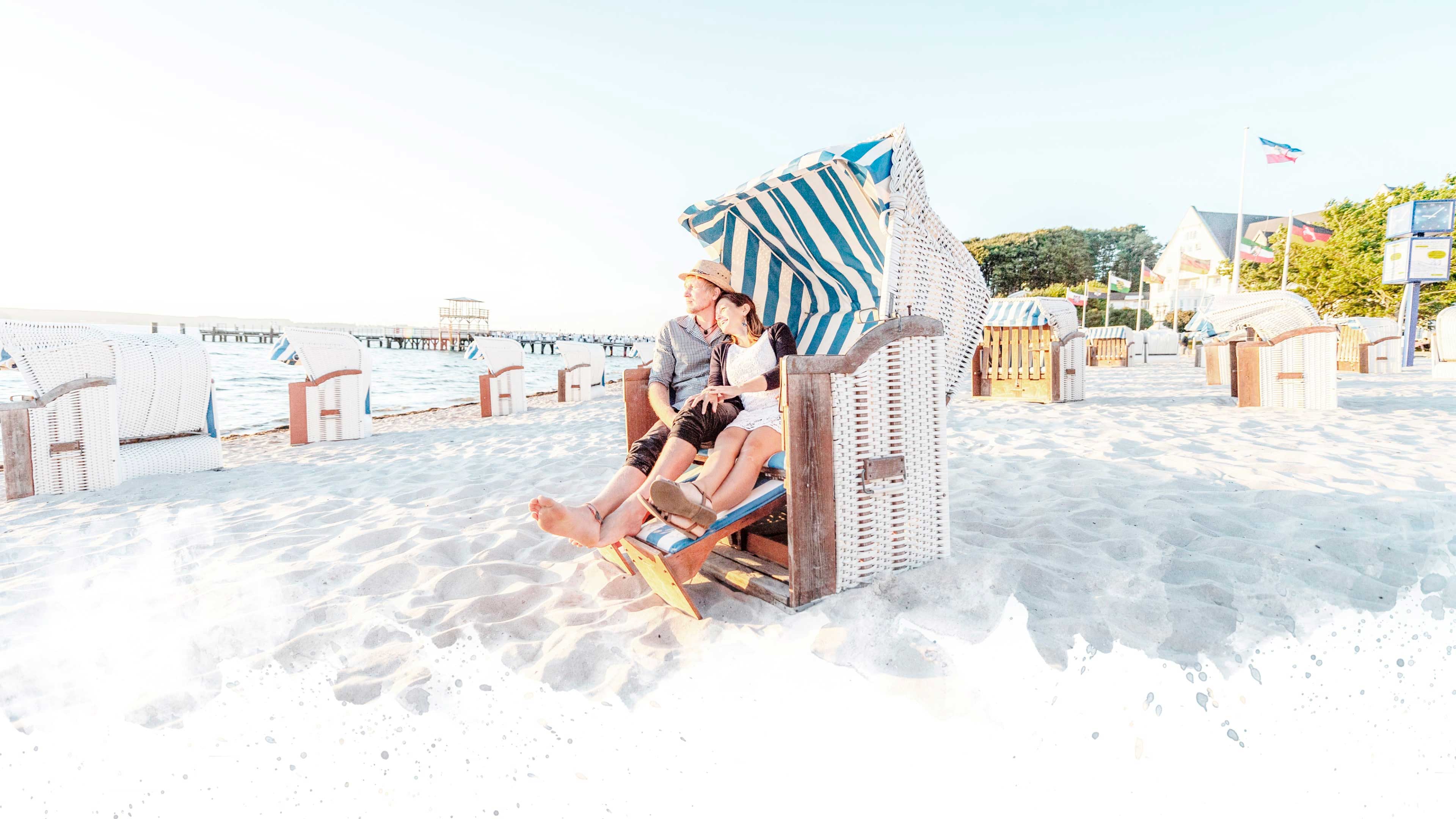 Pärchen sitzt im Strandkorb am Strand