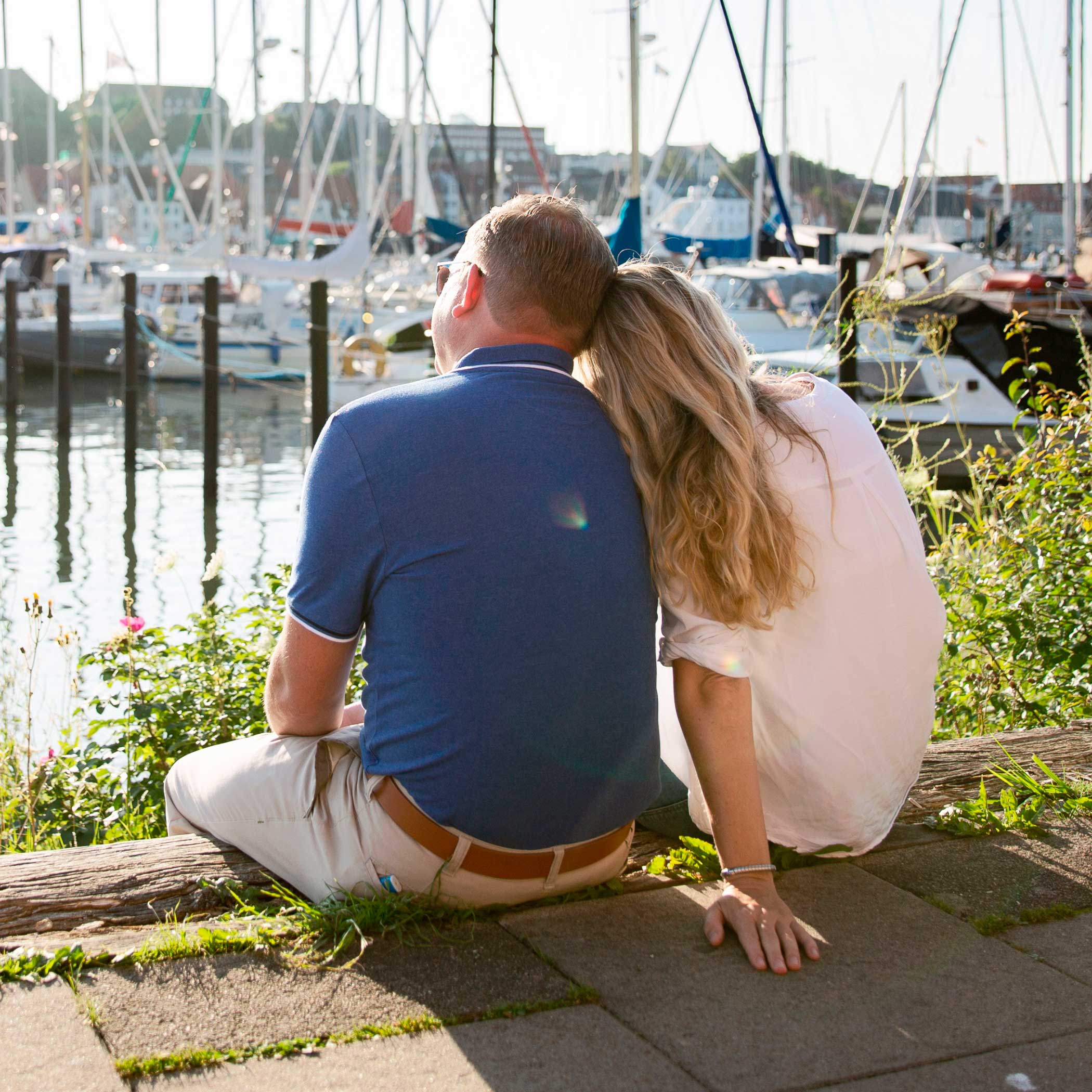 hochzwei_taff2_teaser_02.jpg Junges Pärchen sitzt am Steg vom Flensburger Hafen