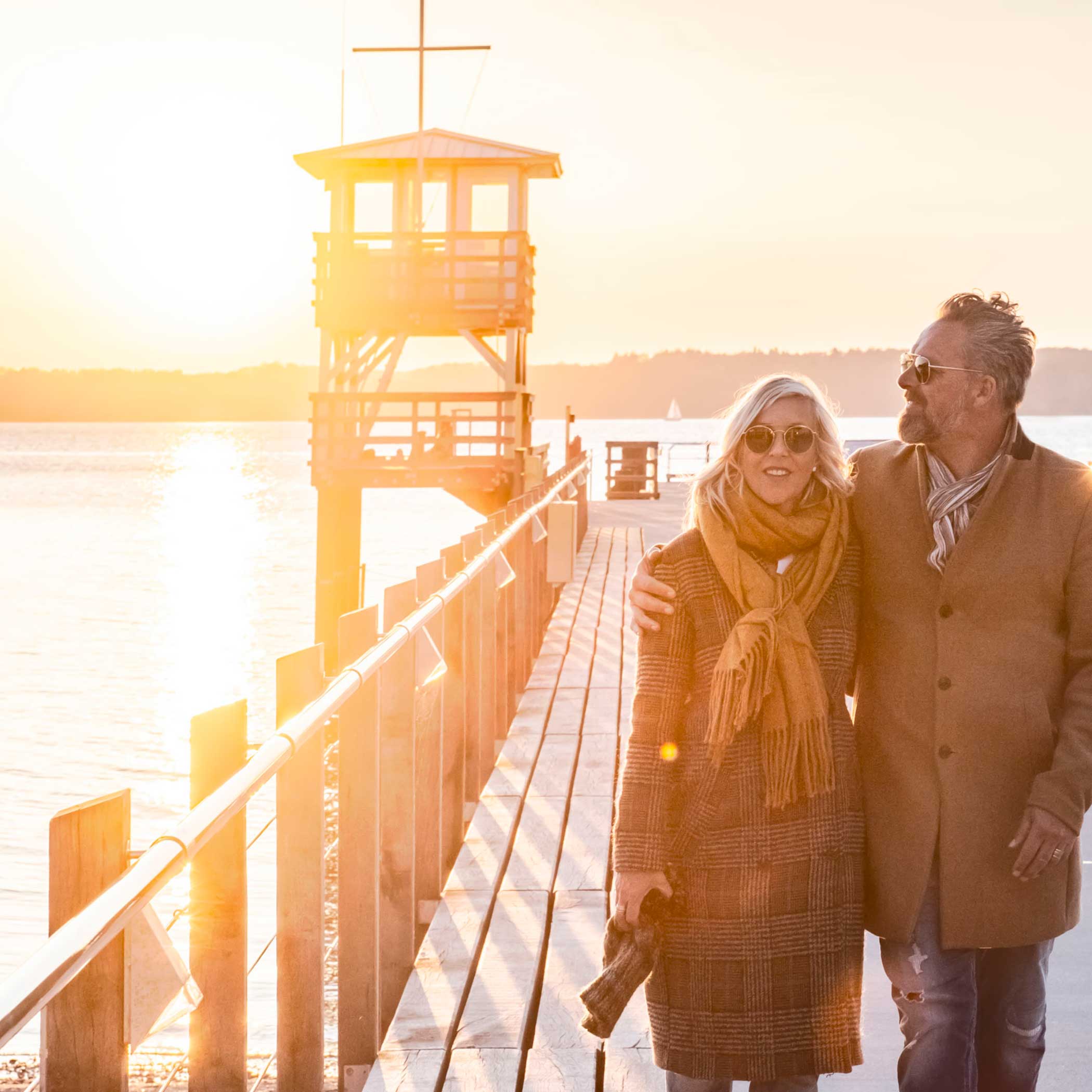hochzwei_taff2_teaser_07.jpg Pärchen geht im Sonnenuntergang über einen Holzsteg