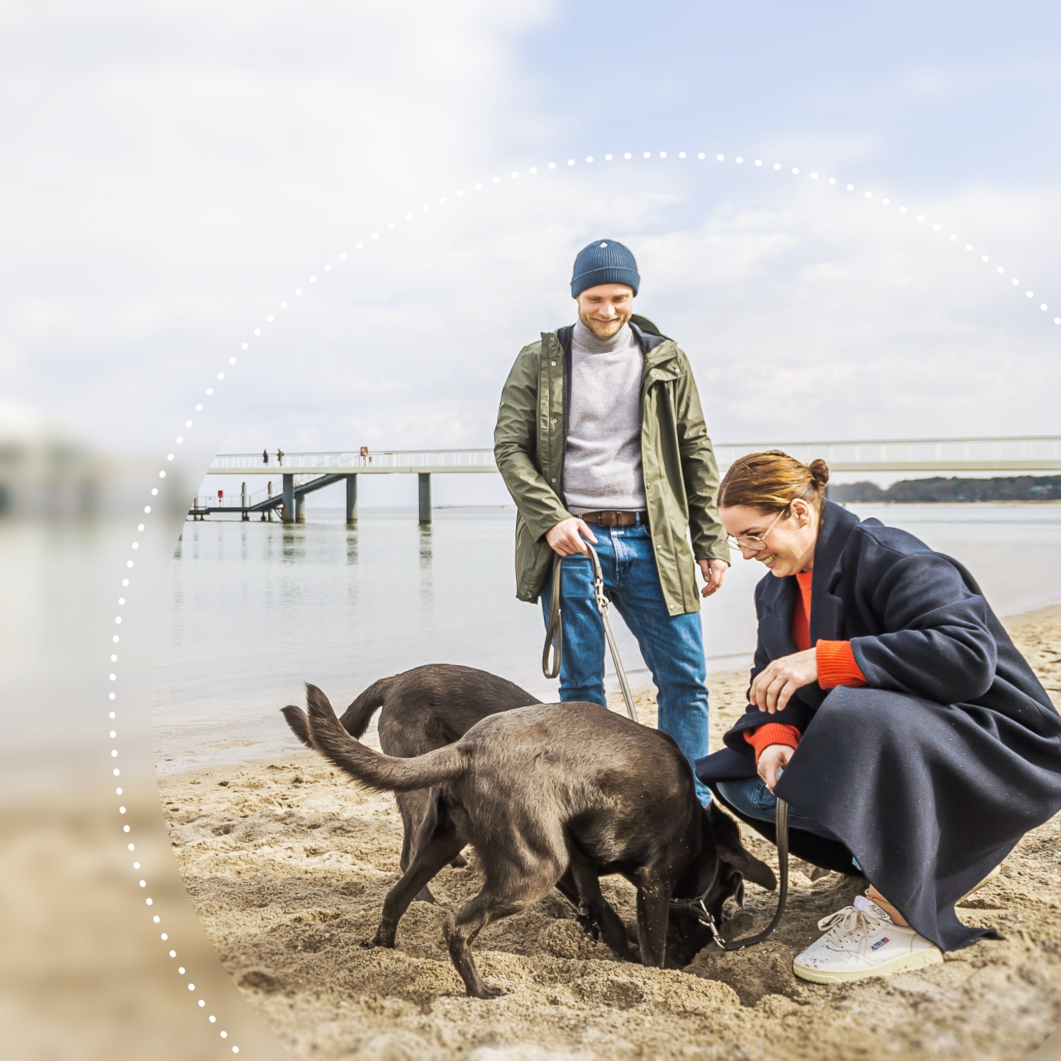 hochzwei_talb_teaser_03.jpg Zwei Personen mit zwei Hunden am Strand