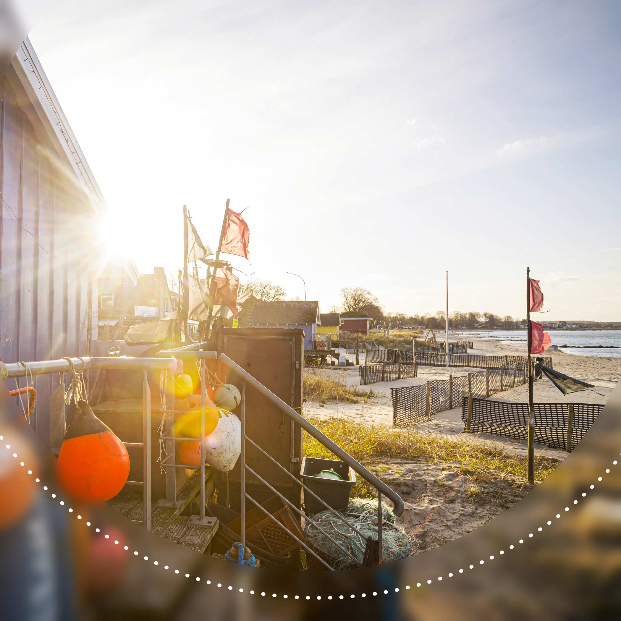 hochzwei_talb_teaser_06.jpg Holzhütte am Strand mit bunten Bojen