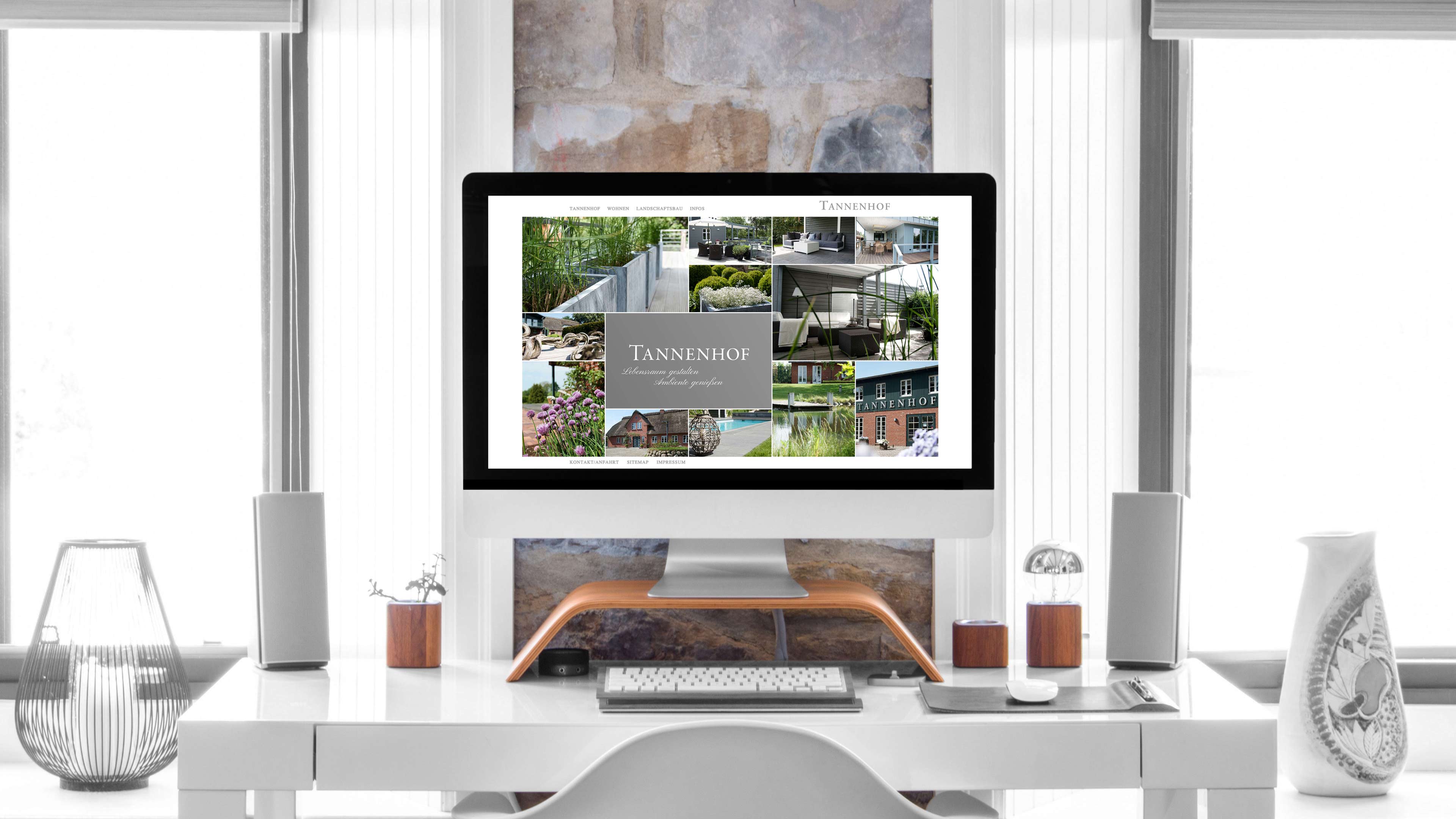 Moderner Schreibtisch mit Macbook