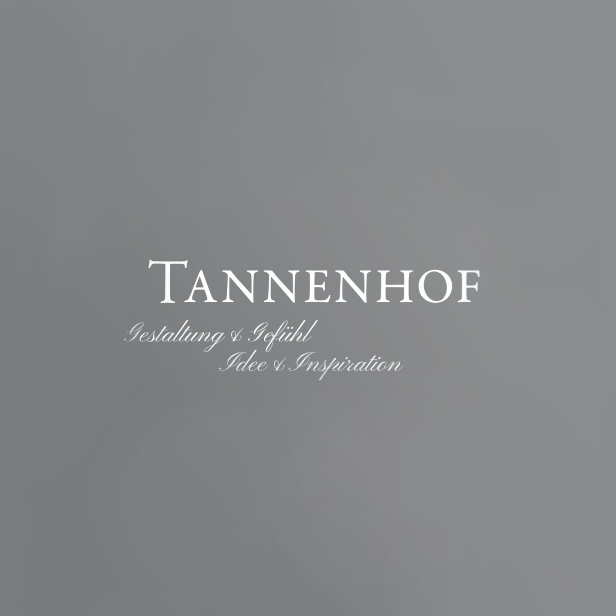 hochzwei_tann_teaser_02.jpg Tannenhof Logo mit grauen Underlay