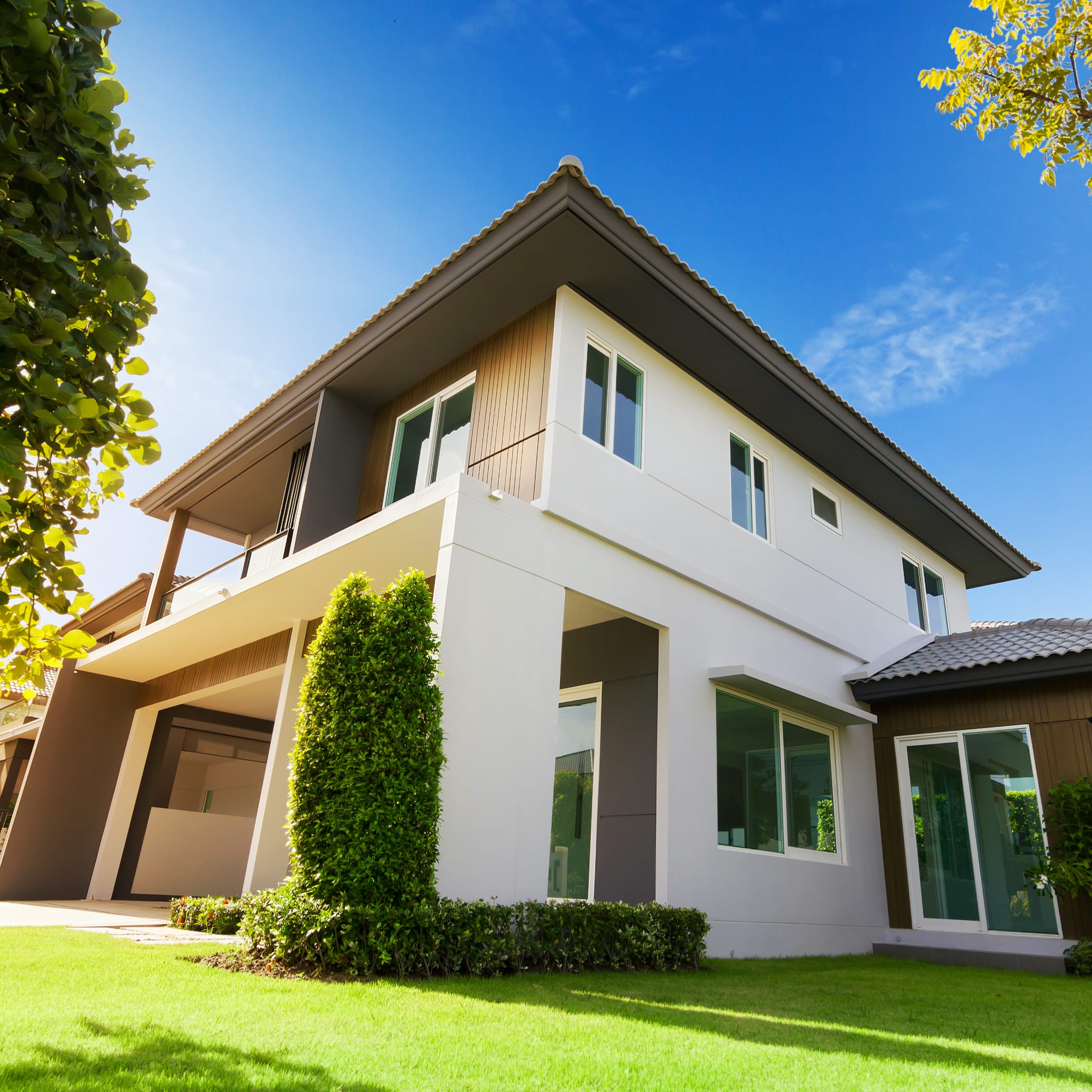 hochzwei_team_teaser_05.jpg Modernes Neubauhaus mit grünem Garten