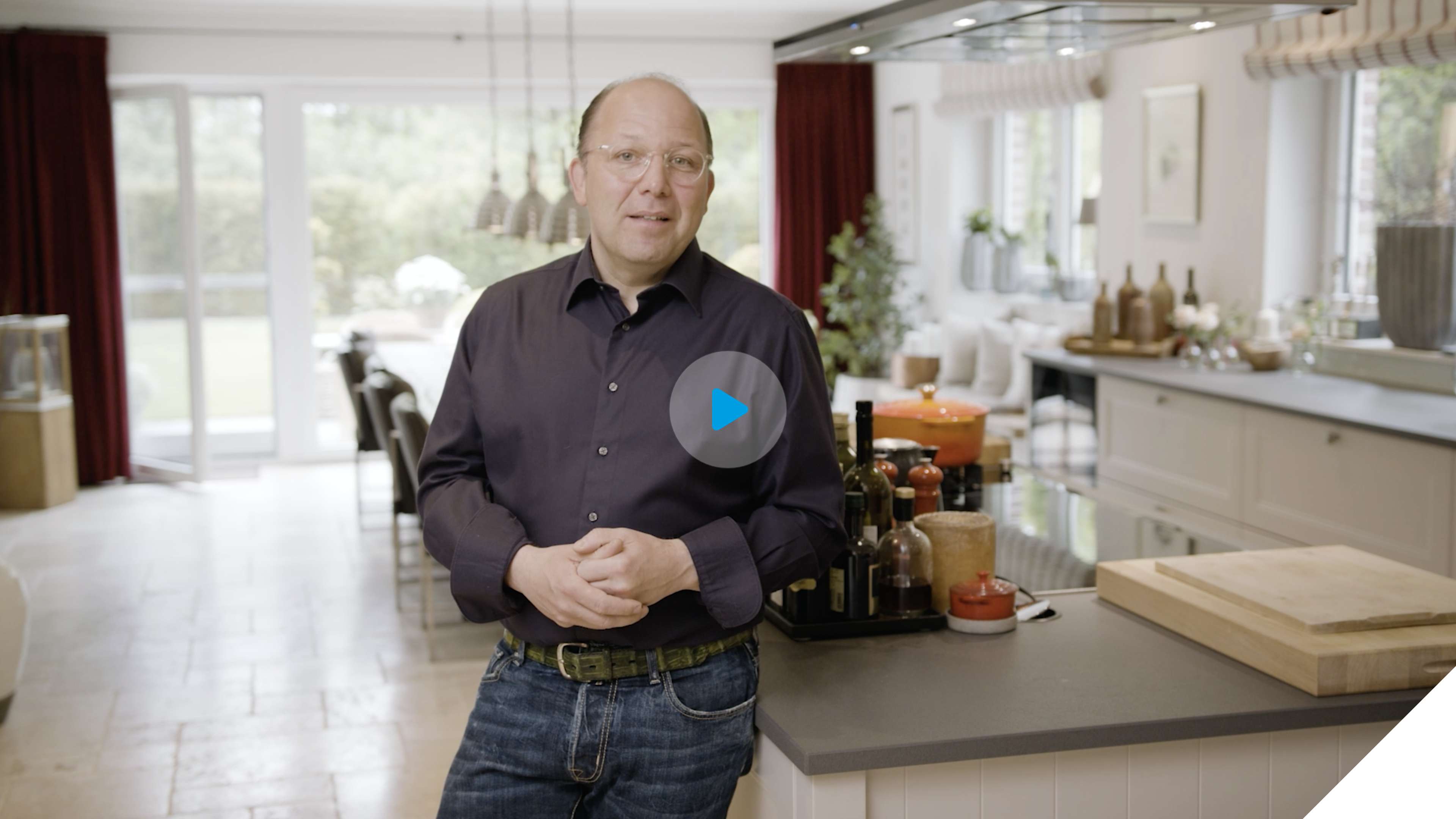 h2_Massivhaus_slider_02.jpg Dirk Luther steht in seinem Wohnzimmer