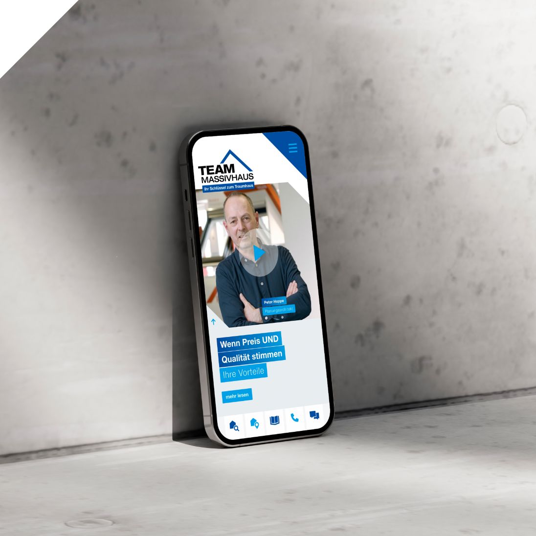 h2_neu_Massivhaus_teaser_04.jpg Angelehntes Smartphone zeigt Website von Team Massivhaus