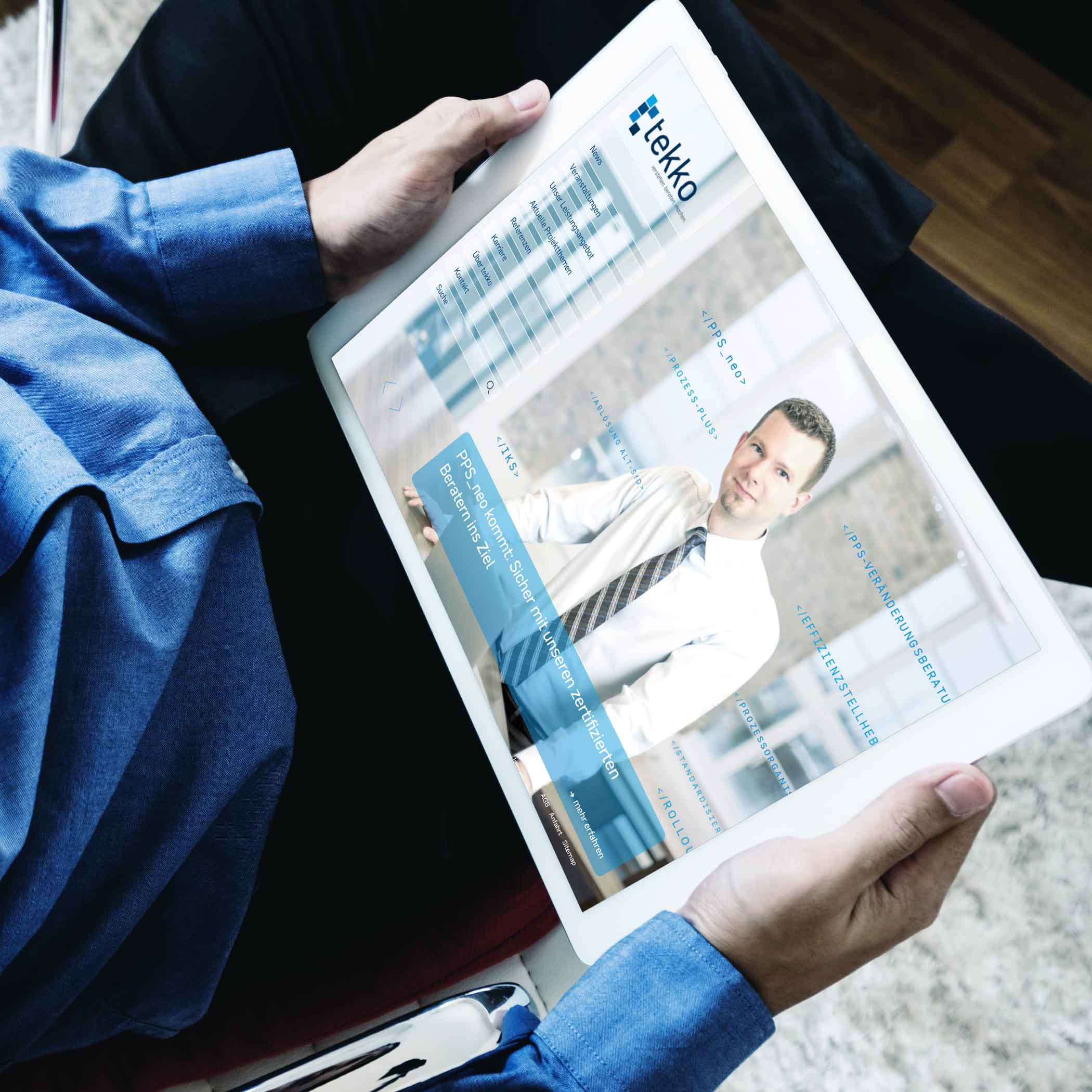 hochzwei_tekk_teaser_02.jpg Mann schaut sich Tekko Homepage auf Ipad an