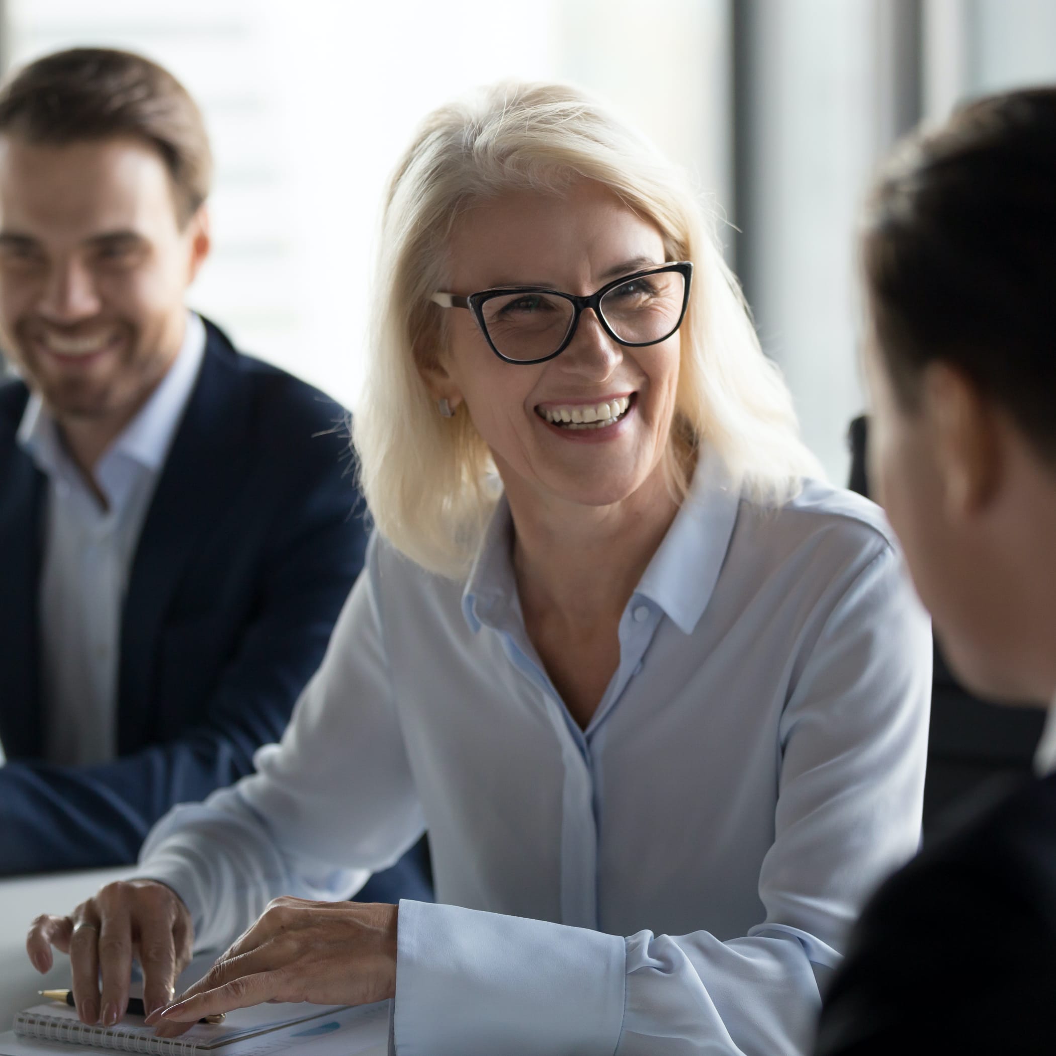 hochzwei_tekk_teaser_03.jpg Drei Tekko Mitarbeiter unterhalten sich