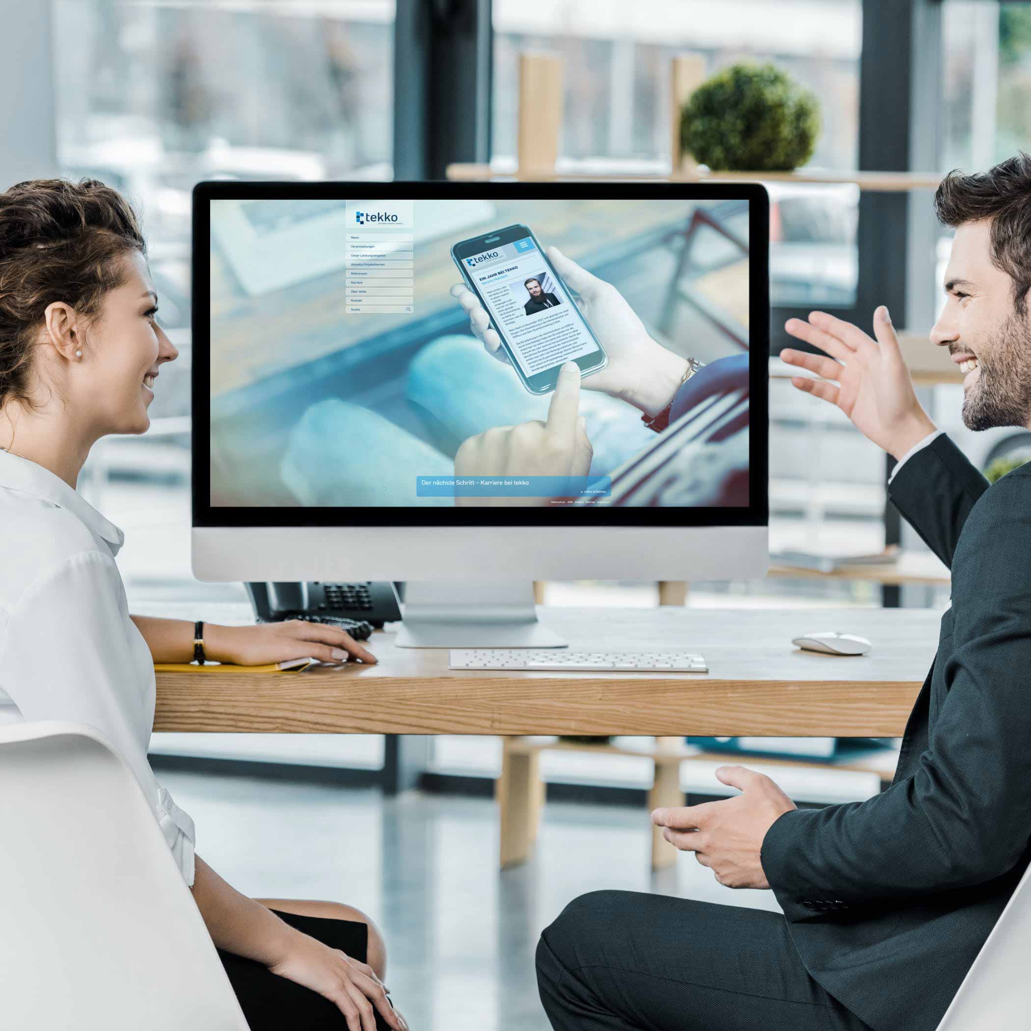 hochzwei_tekk_teaser_06.jpg Zwei Tekko Mitarbeiter beraten sich