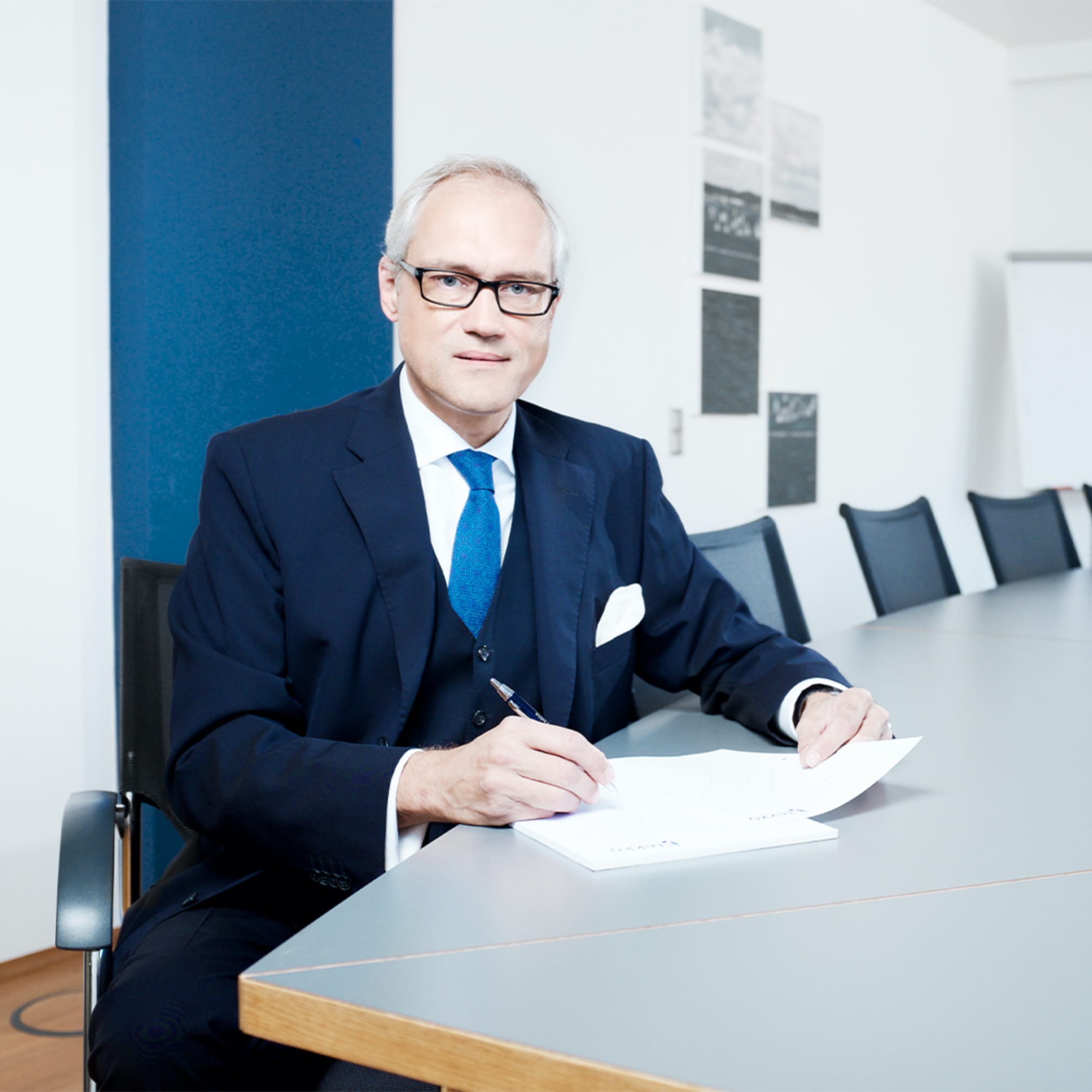 hochzwei_tekko_teaser_01.jpg Tekko Mitarbeiter sitzt an einem Tisch