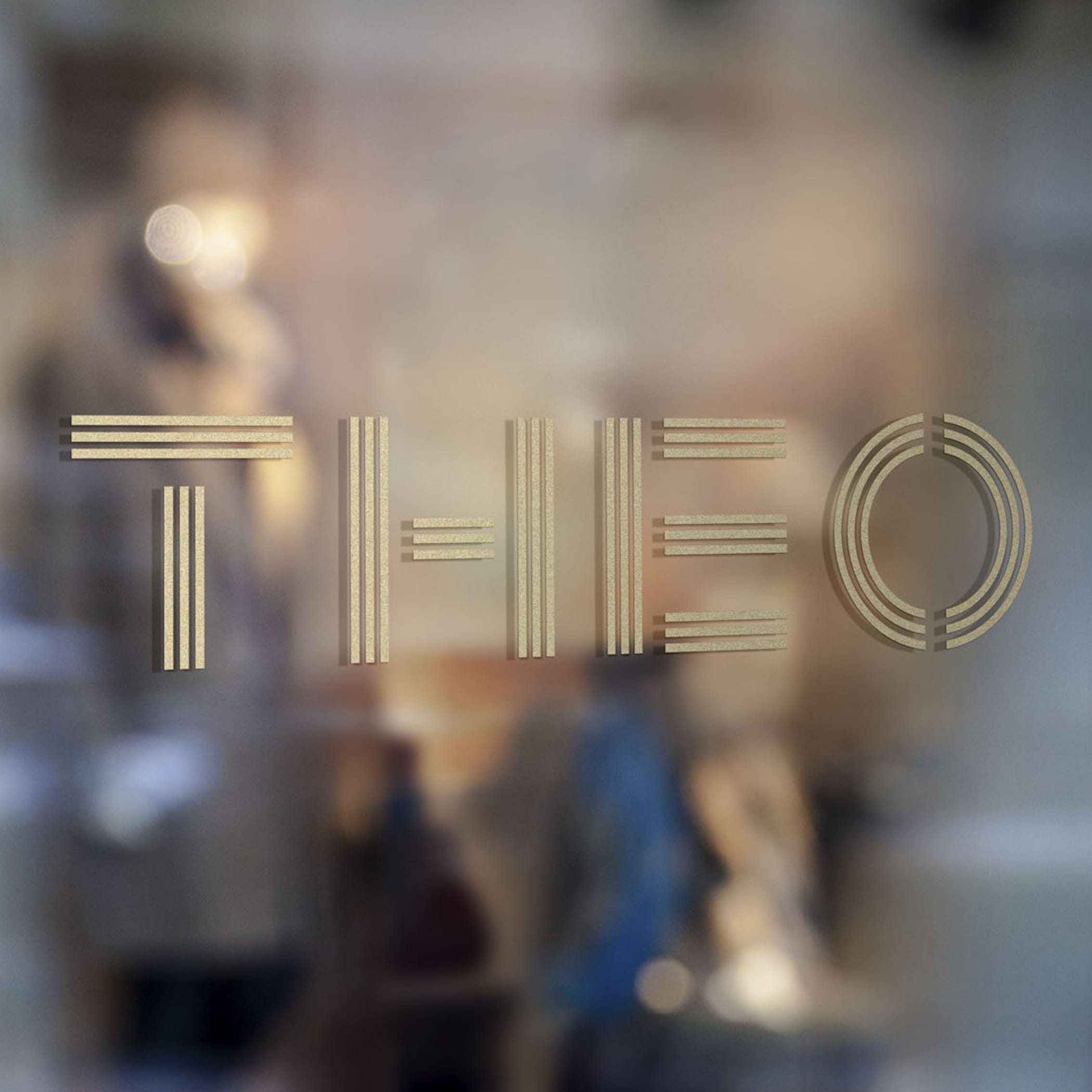 hochzwei_theo_teaser_01_hauptteaser.jpg Theo Logo an Fensterscheibe