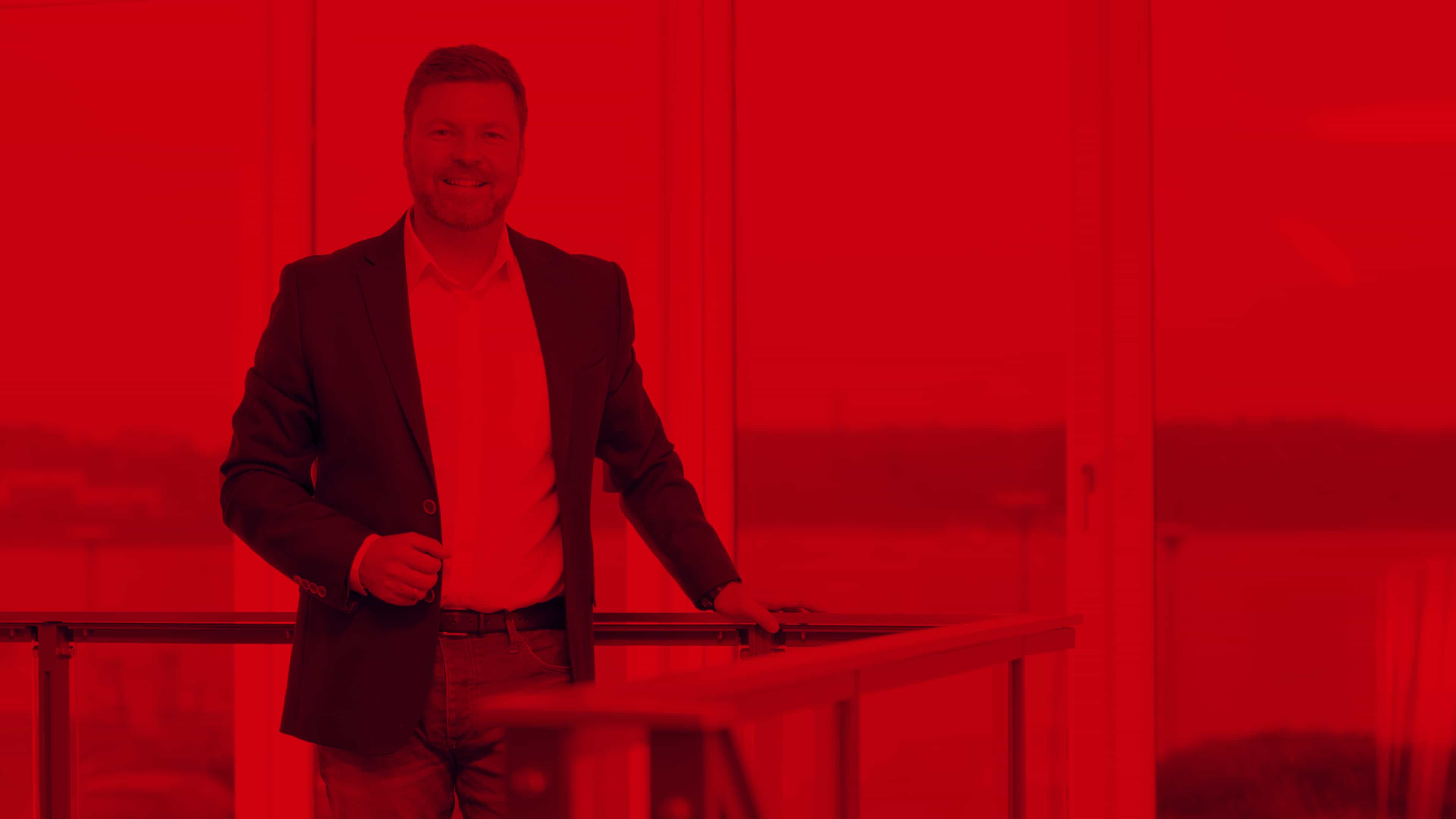 Mann steht an einem Geländer