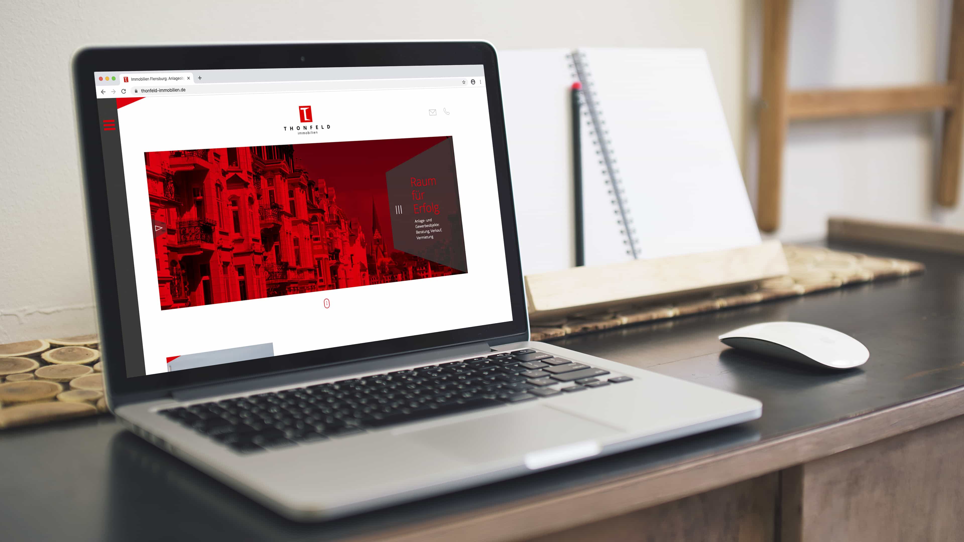 hochzwei_thon_slider_01.jpg Grauer Laptop mit geöffneter Thonfeld Immobilien Seite