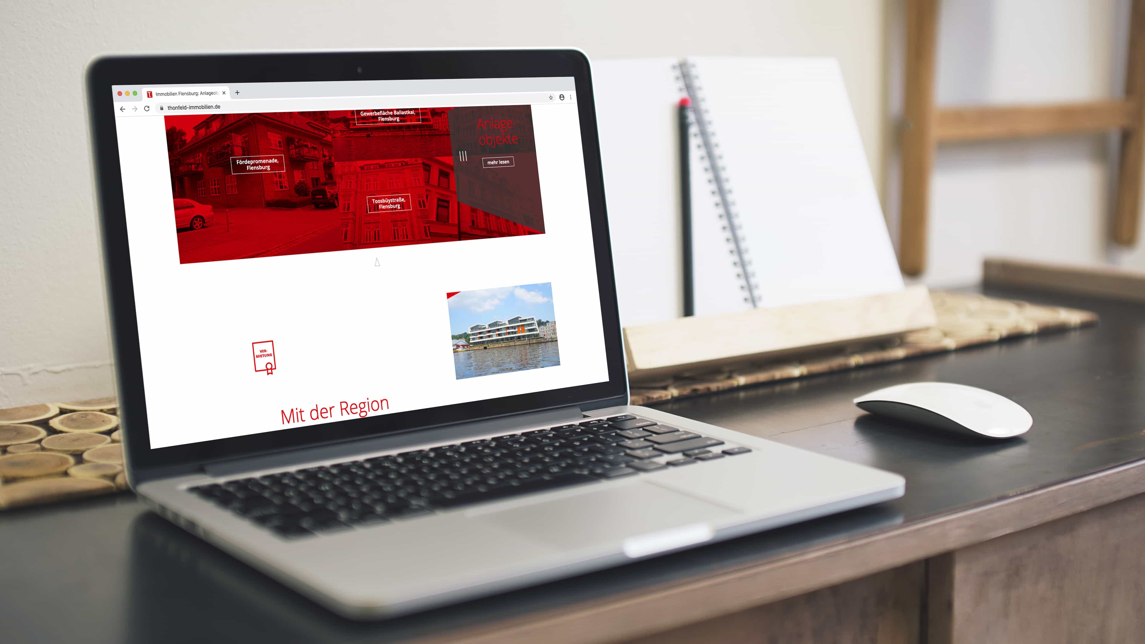 hochzwei_thon_slider_02.jpg Laptop steht auf dem Schreibtisch