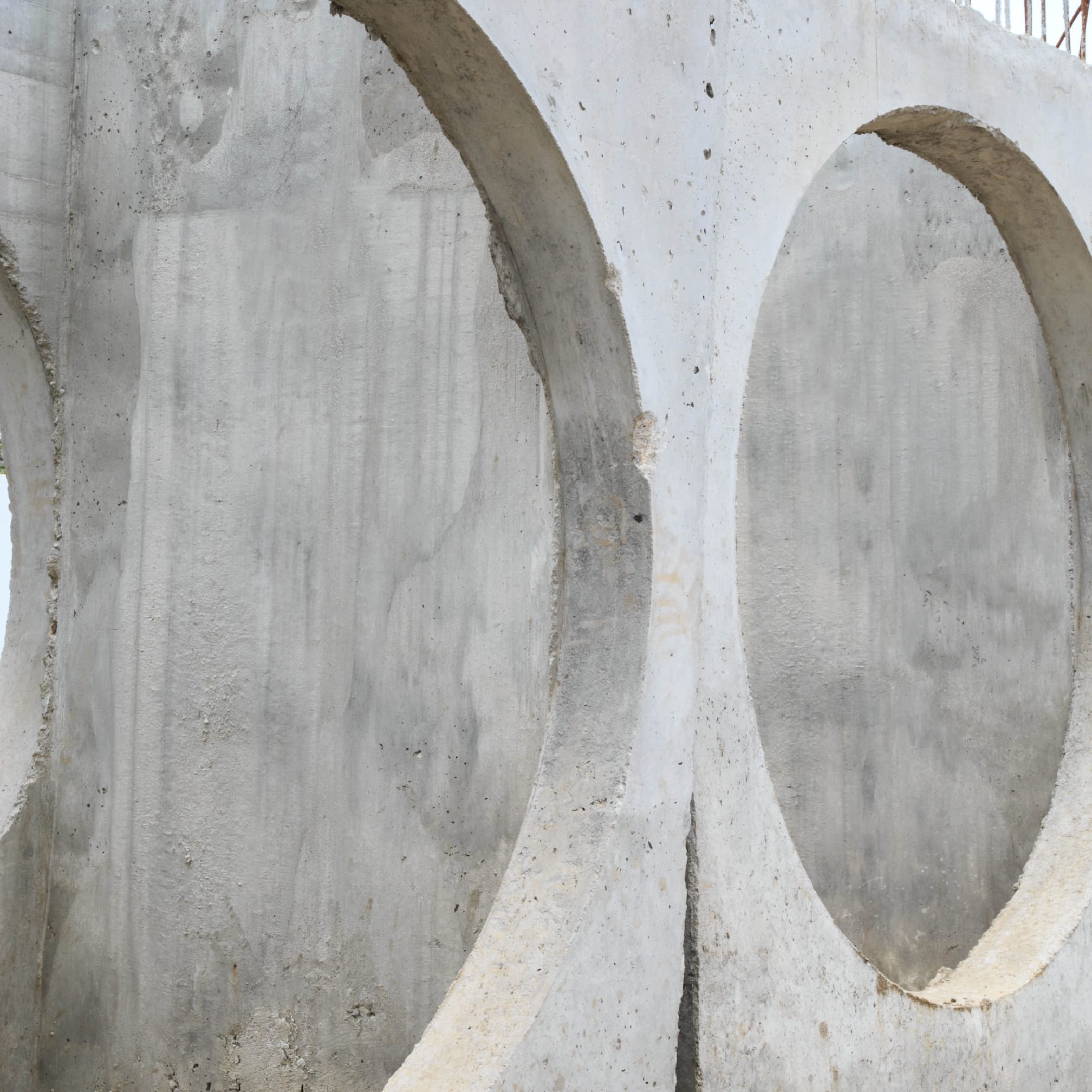 hochzwei_tiefbau_teaser_02.jpg Graue Betonwände mit Löchern