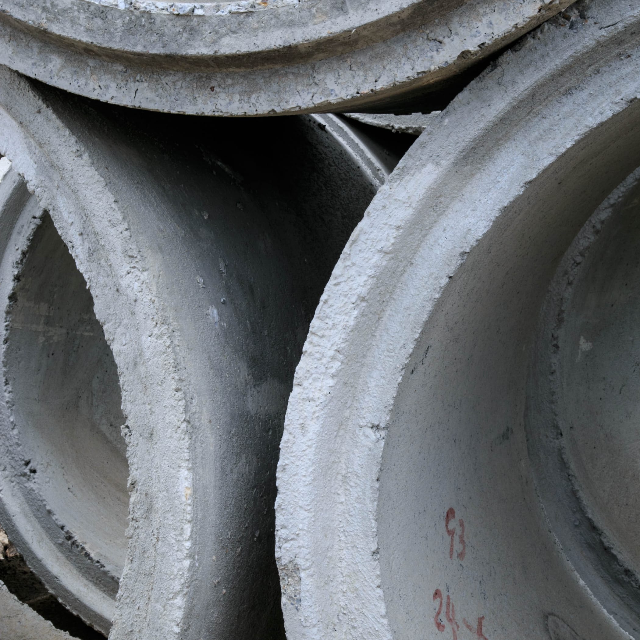 hochzwei_tiefbau_teaser_06.jpg Drei gestapelte Betonrohre