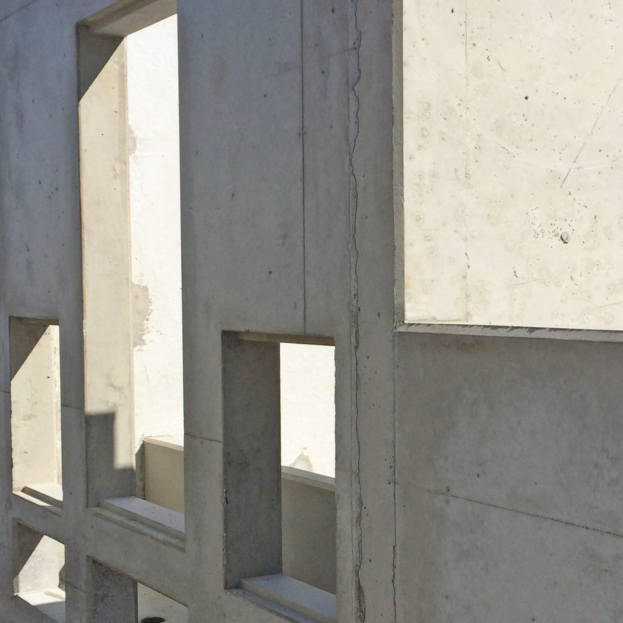 hochzwei_tiefbau_teaser_07.jpg Sonne fällt auf Mauer aus Beton