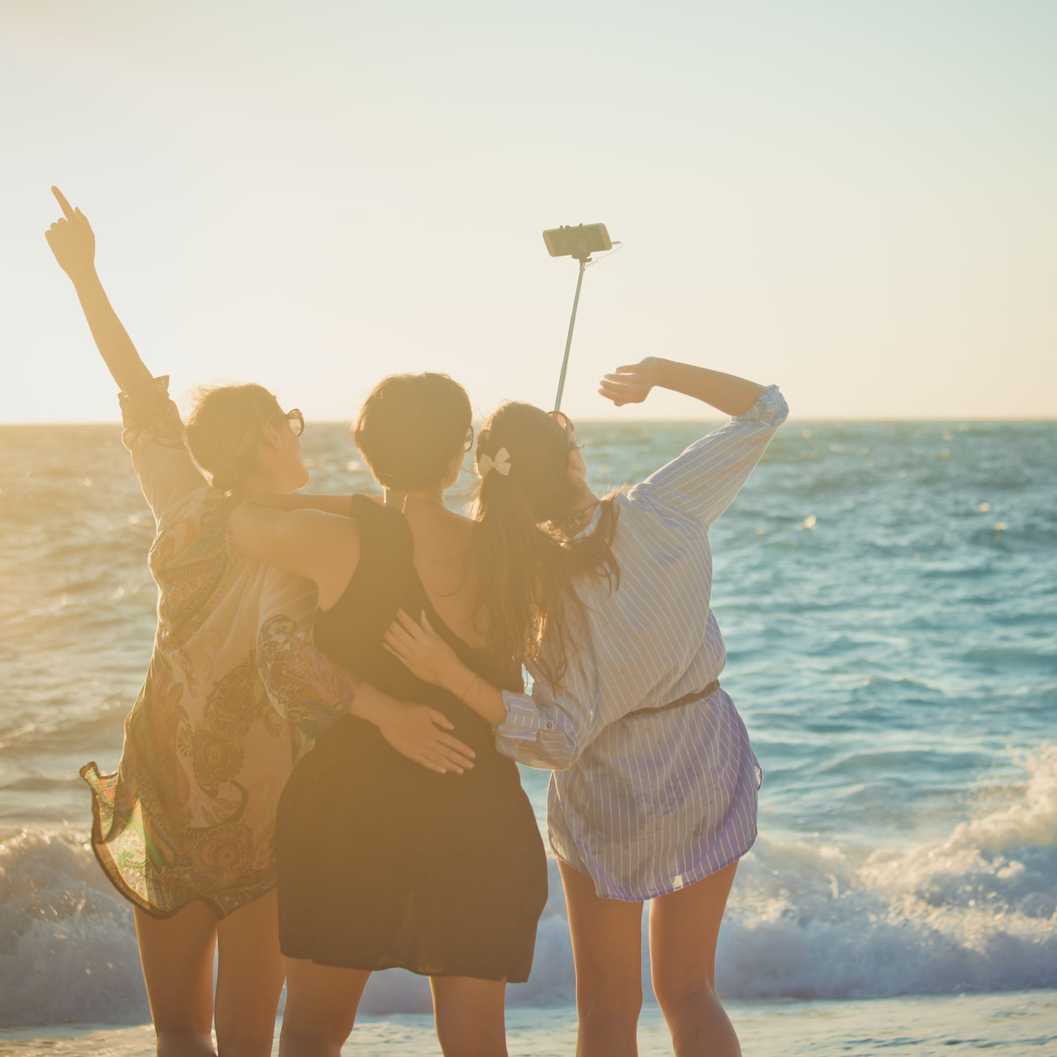 hochzwei_tims_teaser_04.jpg Drei Frauen am Strand machen ein Selfie