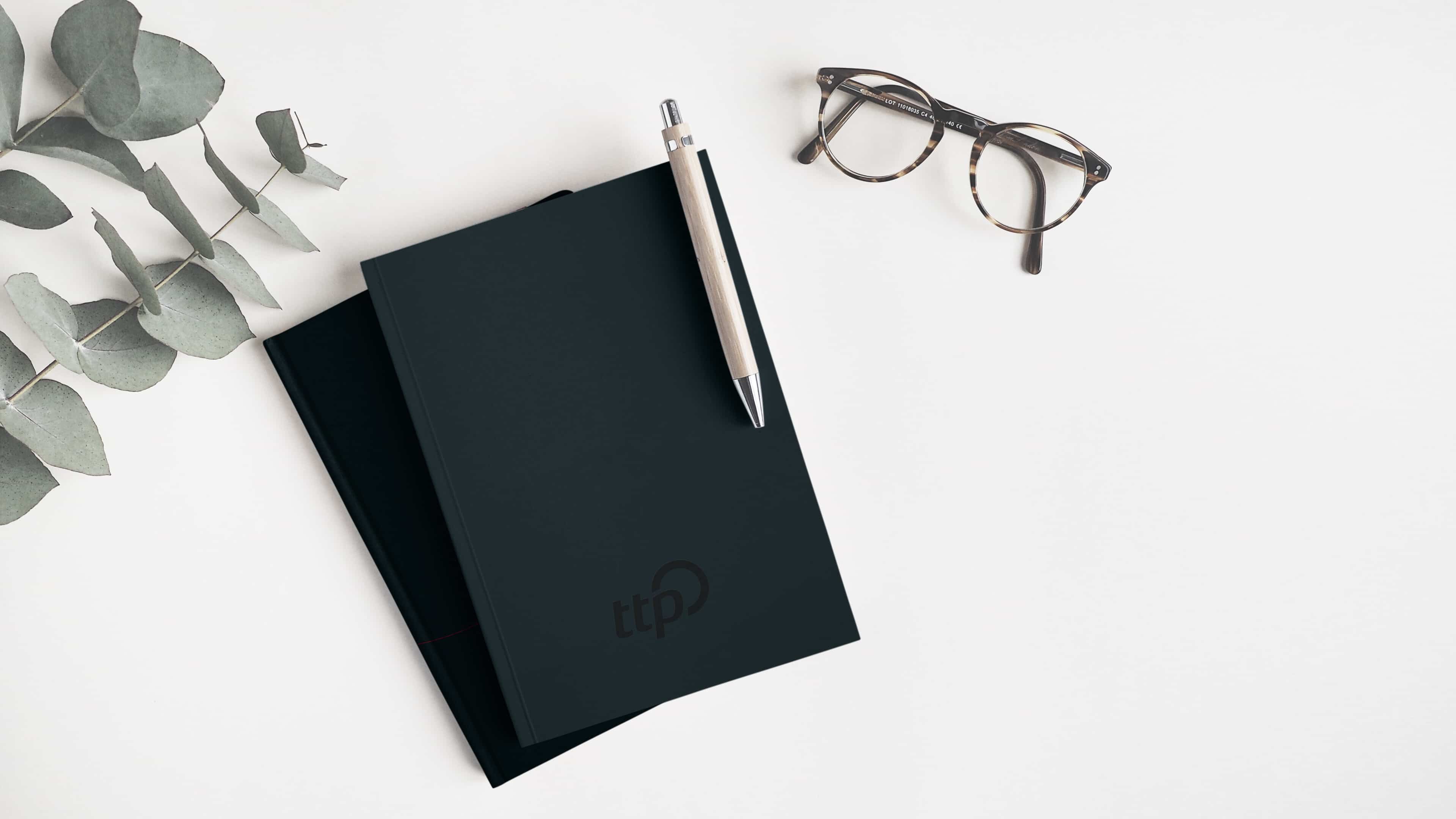 Zwei gestapelte Notizbücher