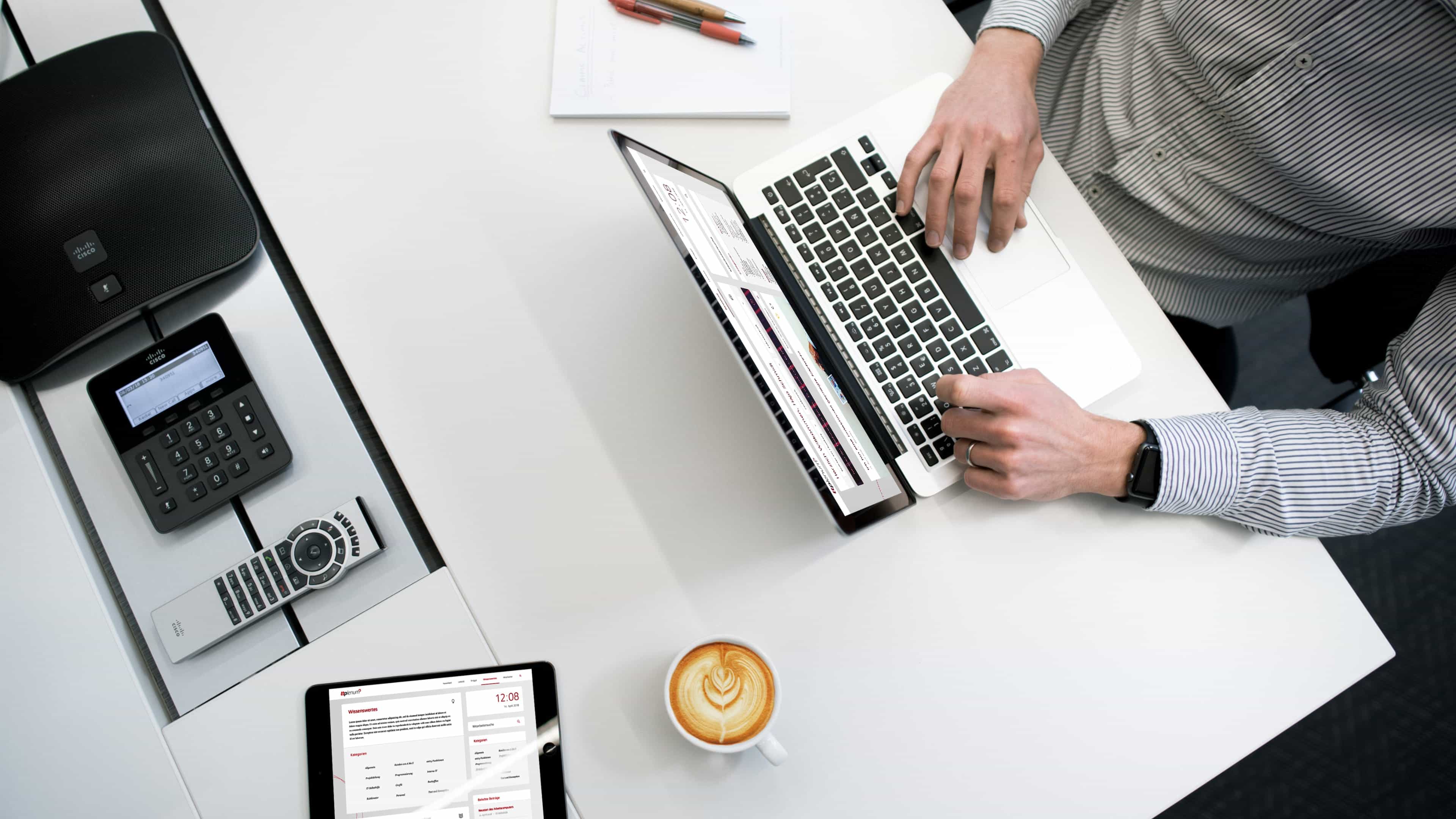 Vogelperspektive auf Schreibtisch