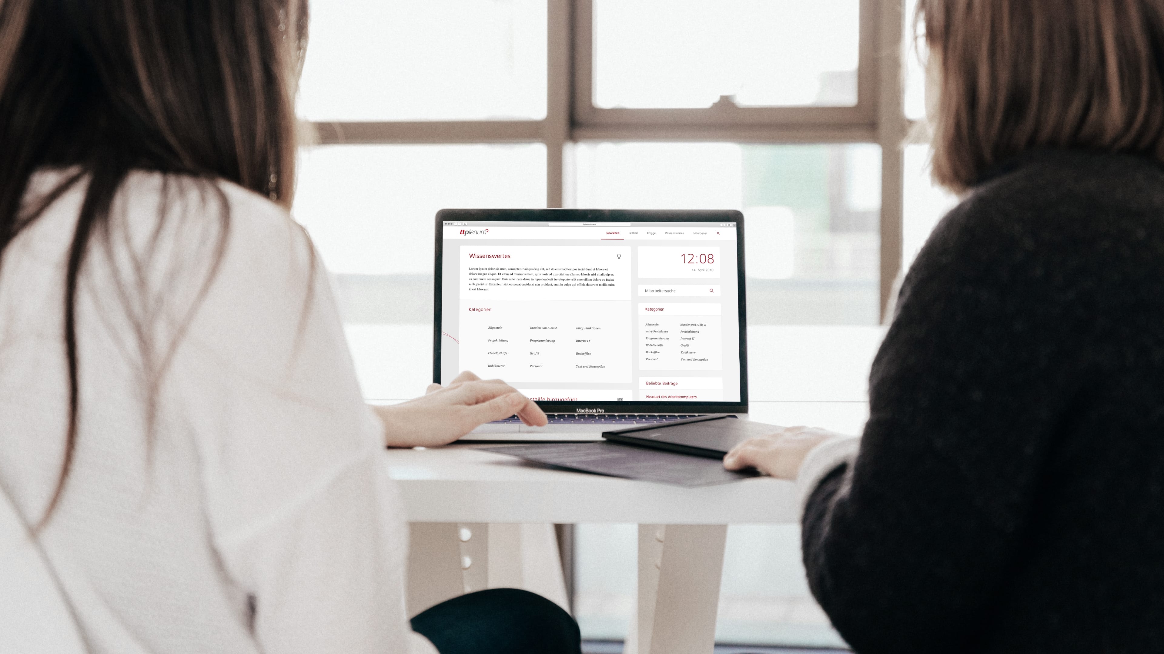 hochzwei_ttp_slider_01.jpg Zwei Frauen surfen im ttp Intranet