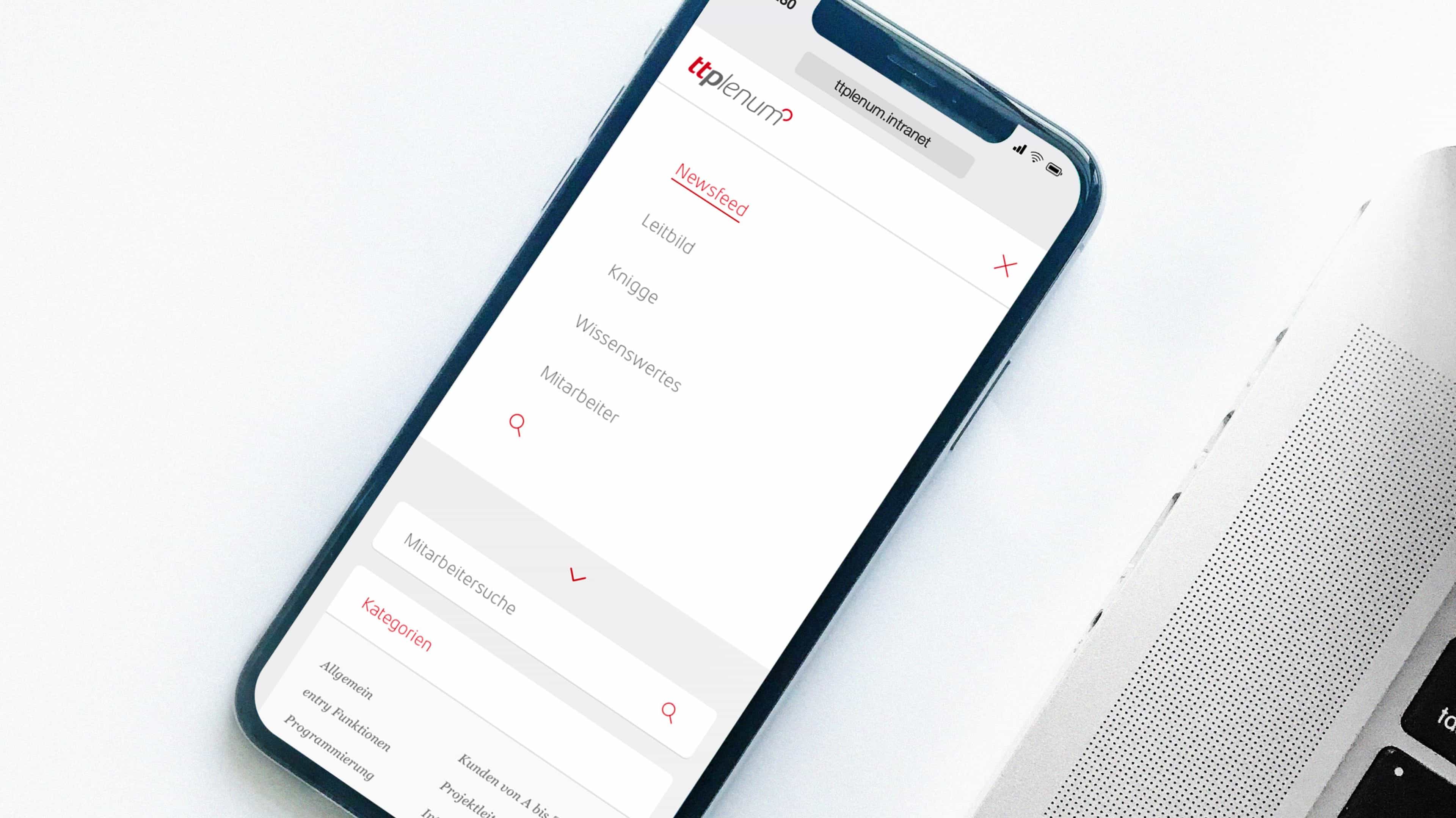 hochzwei_ttp_slider_03.jpg Smartphone liegt auf weißem Tisch