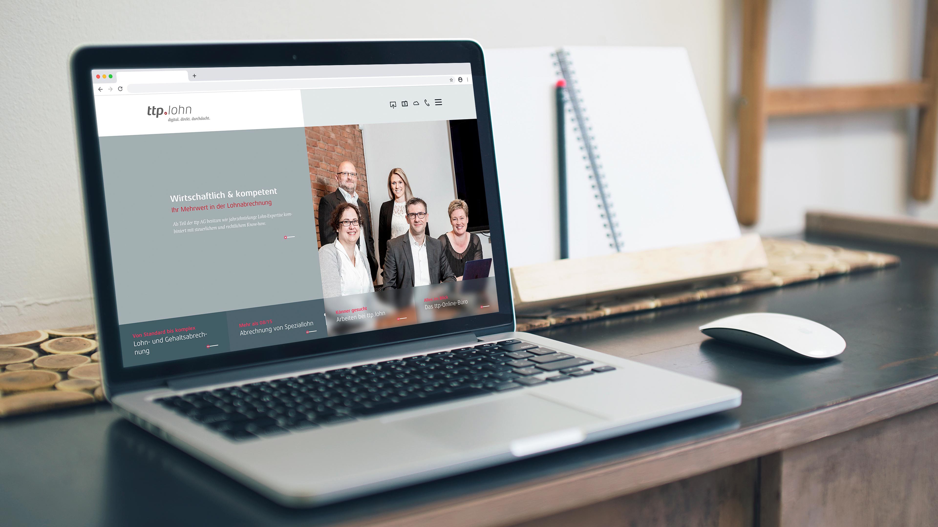 Laptop steht auf Holzschreibtisch