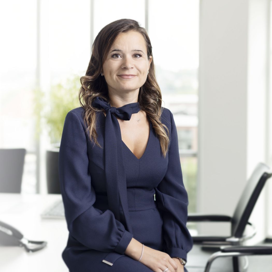 hochzwei_ttpRelaunch_teaser_3.jpg Frau.Miller sitzt auf einer Tischkante