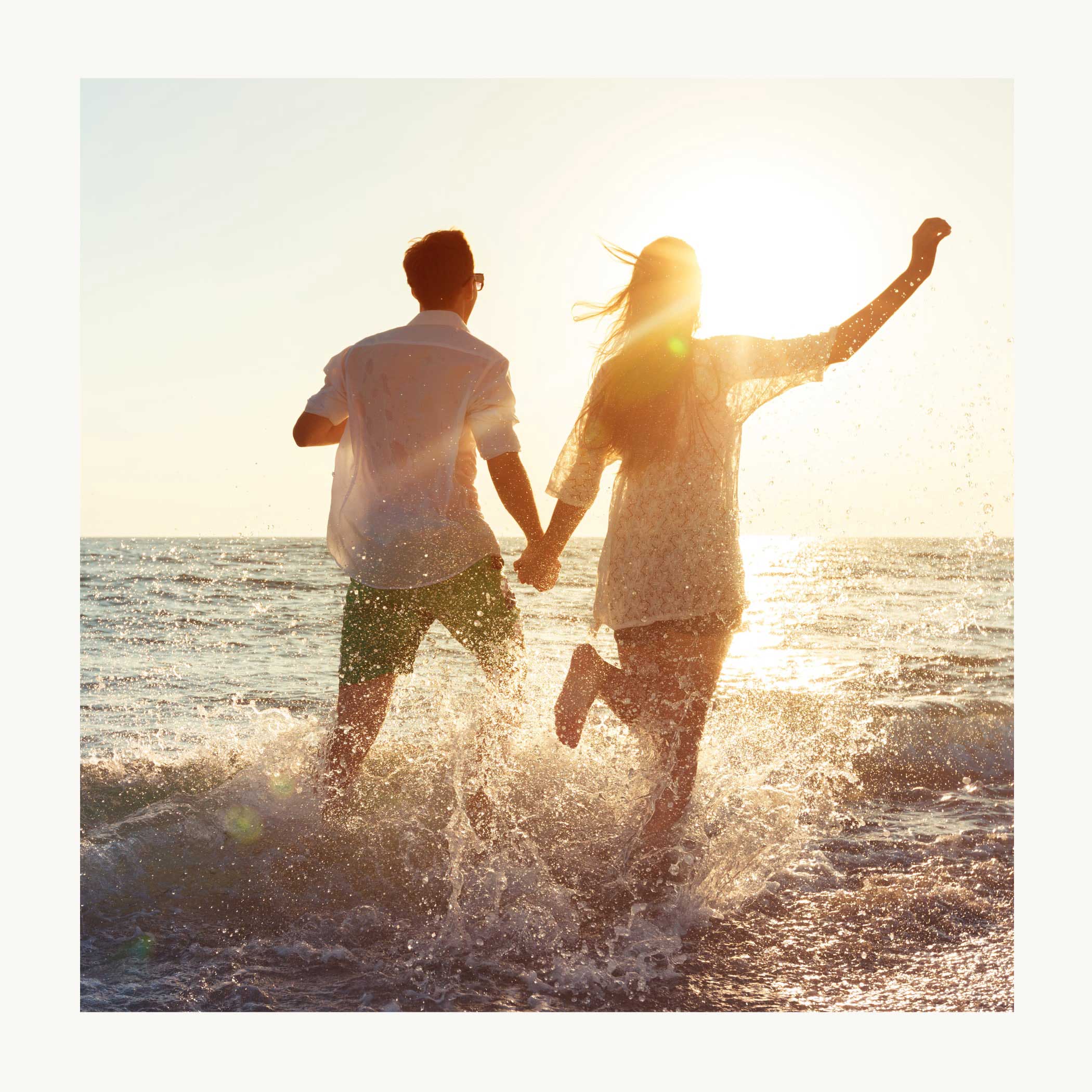 hochzwei_urlando_teaser_02.jpg Pärchen läuft händchenhaltend ins Meer