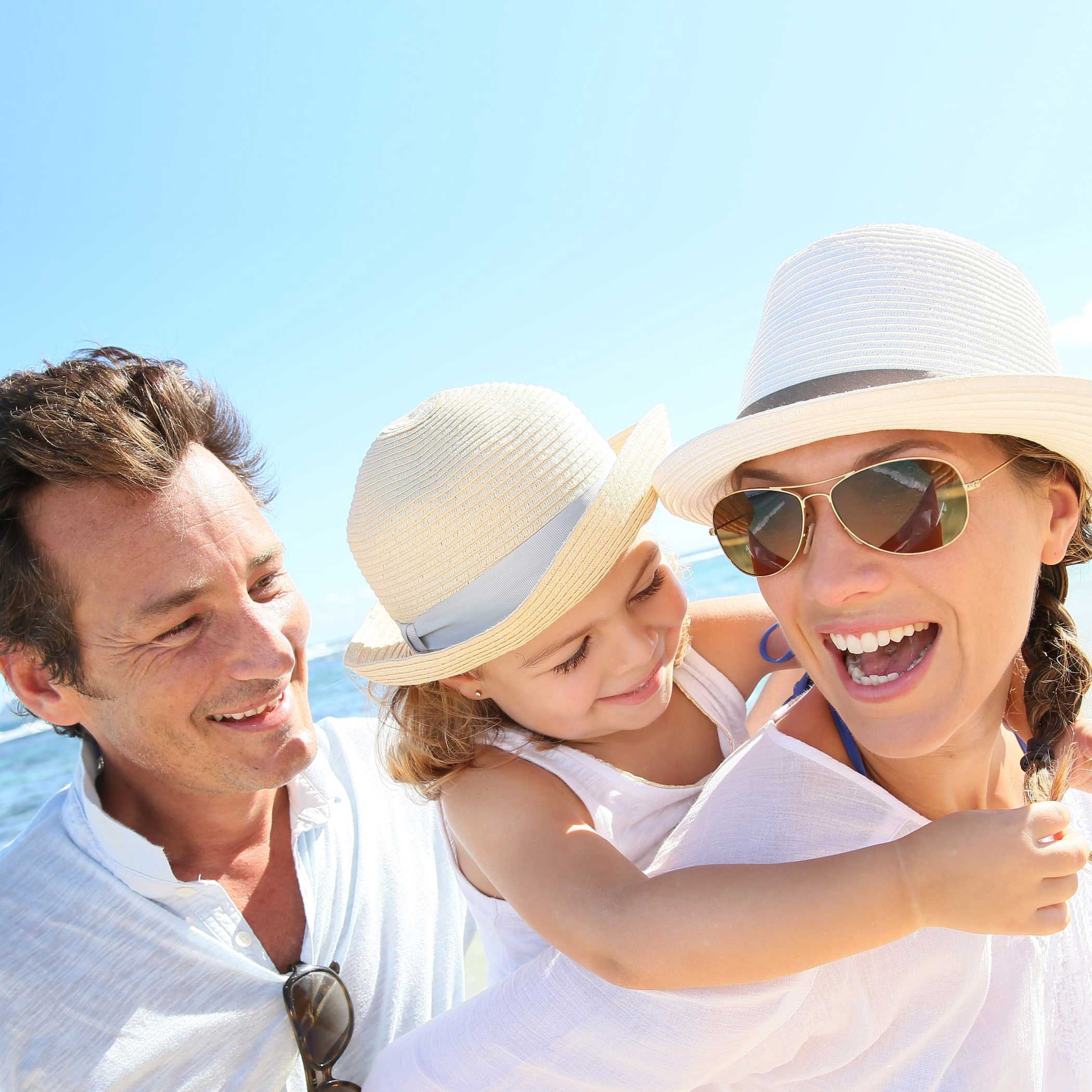 Frau und Kind mit Strohhut