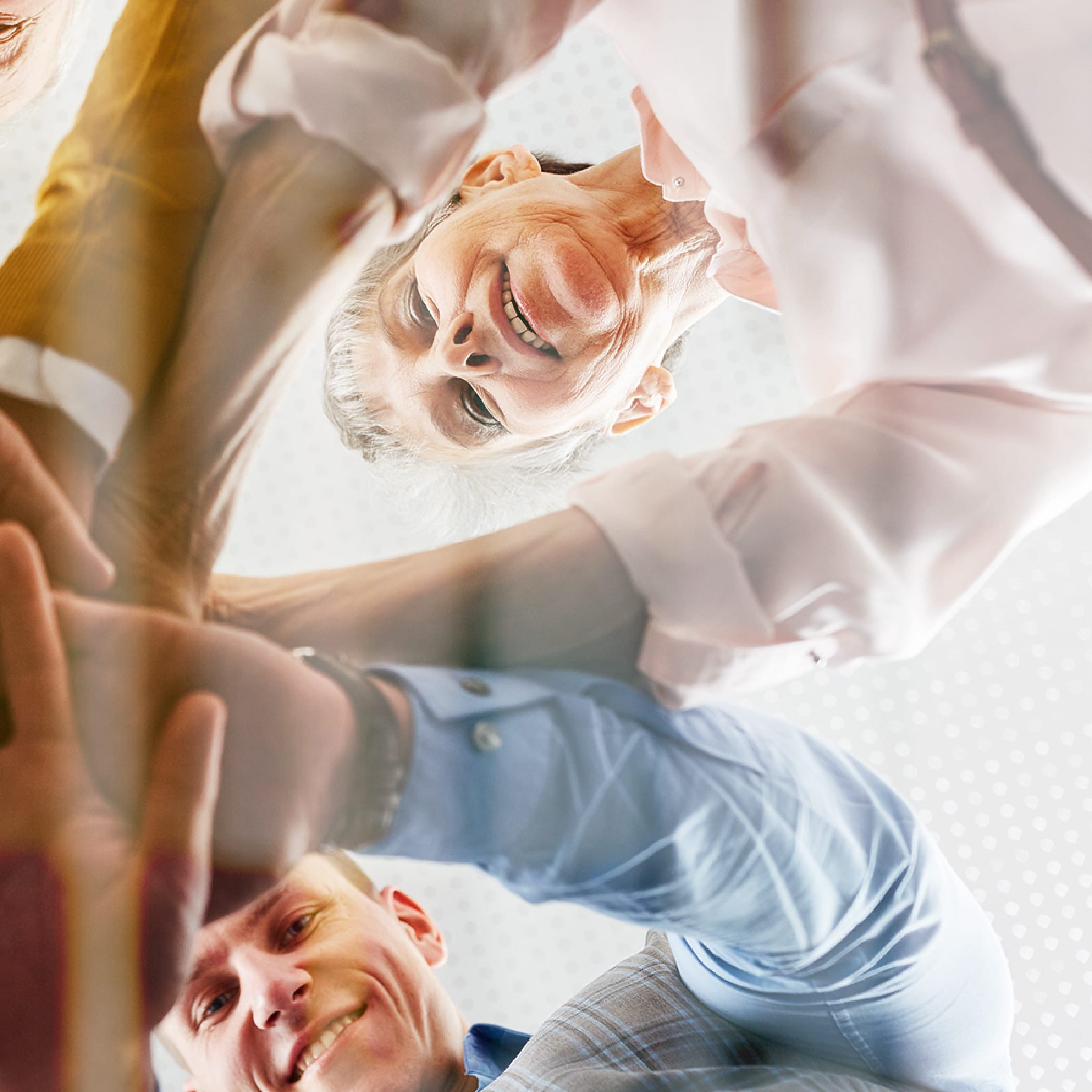 Mehrere Personen halten Hände aufeinander