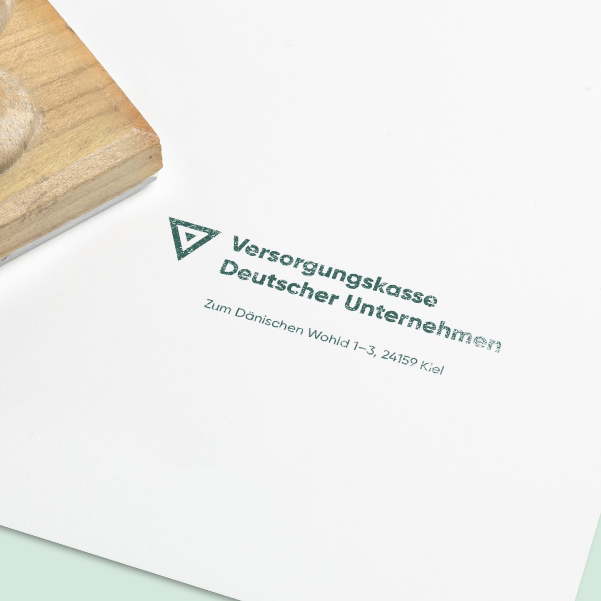 hochzwei_vrgu_teaser_07.jpg Weißes Papier mit dem Logo der Versorgungskasse