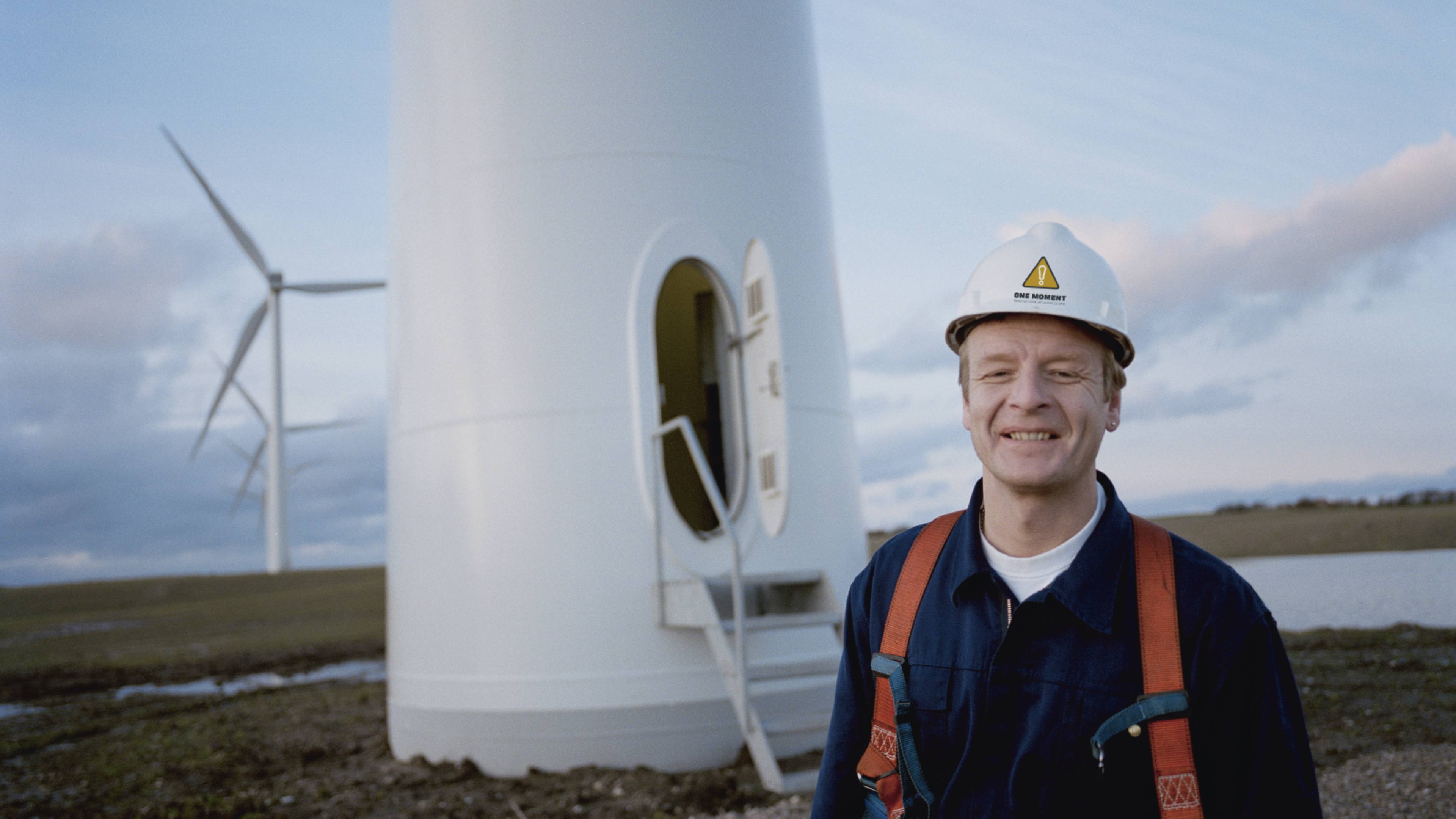 hochzwei_vestas_slider_02.jpg Vestas Mitarbeiter steht vor einem Windrad