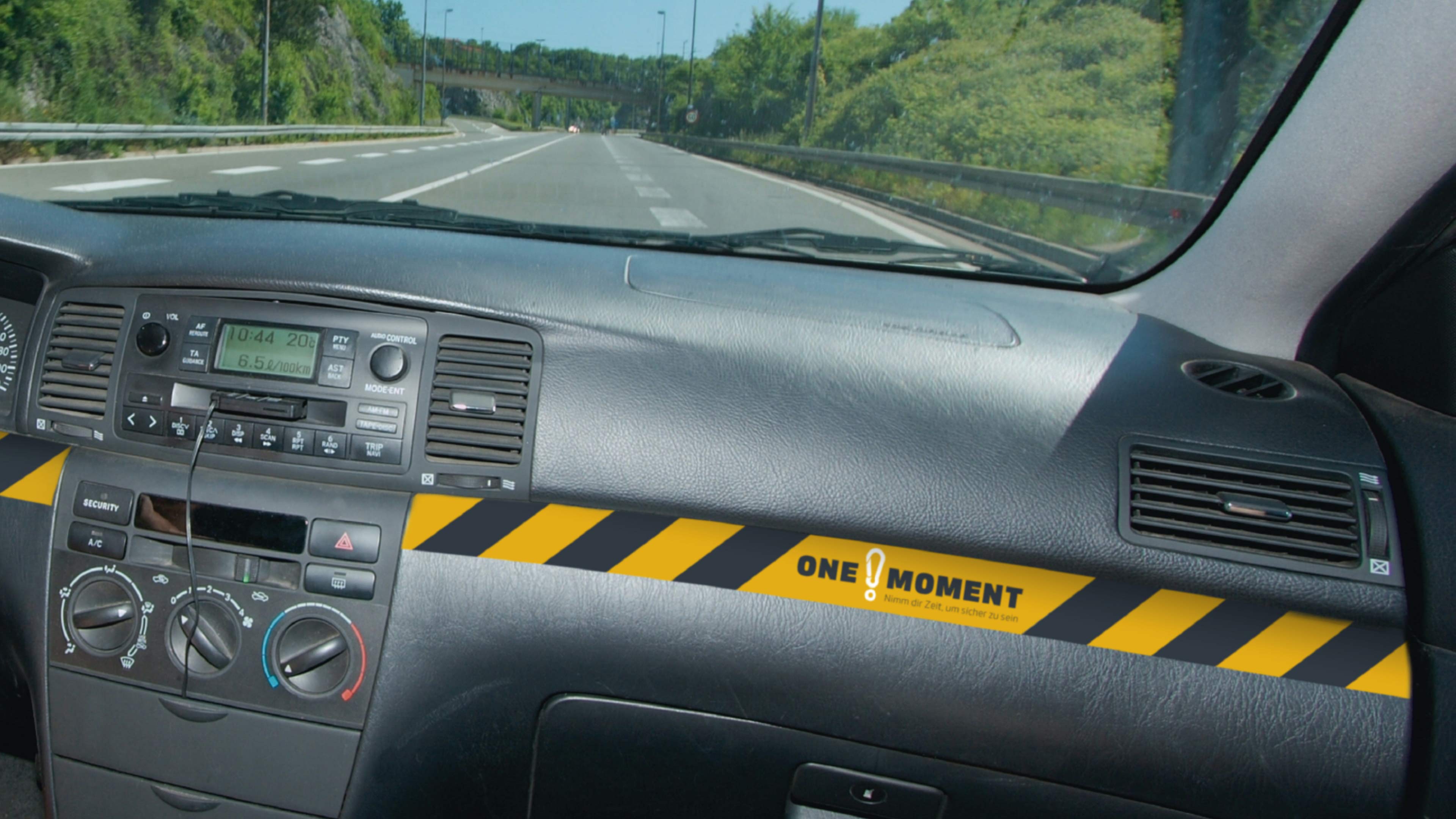 hochzwei_vestas_slider_03.jpg Blick vom Beifahrersitz auf die Straße