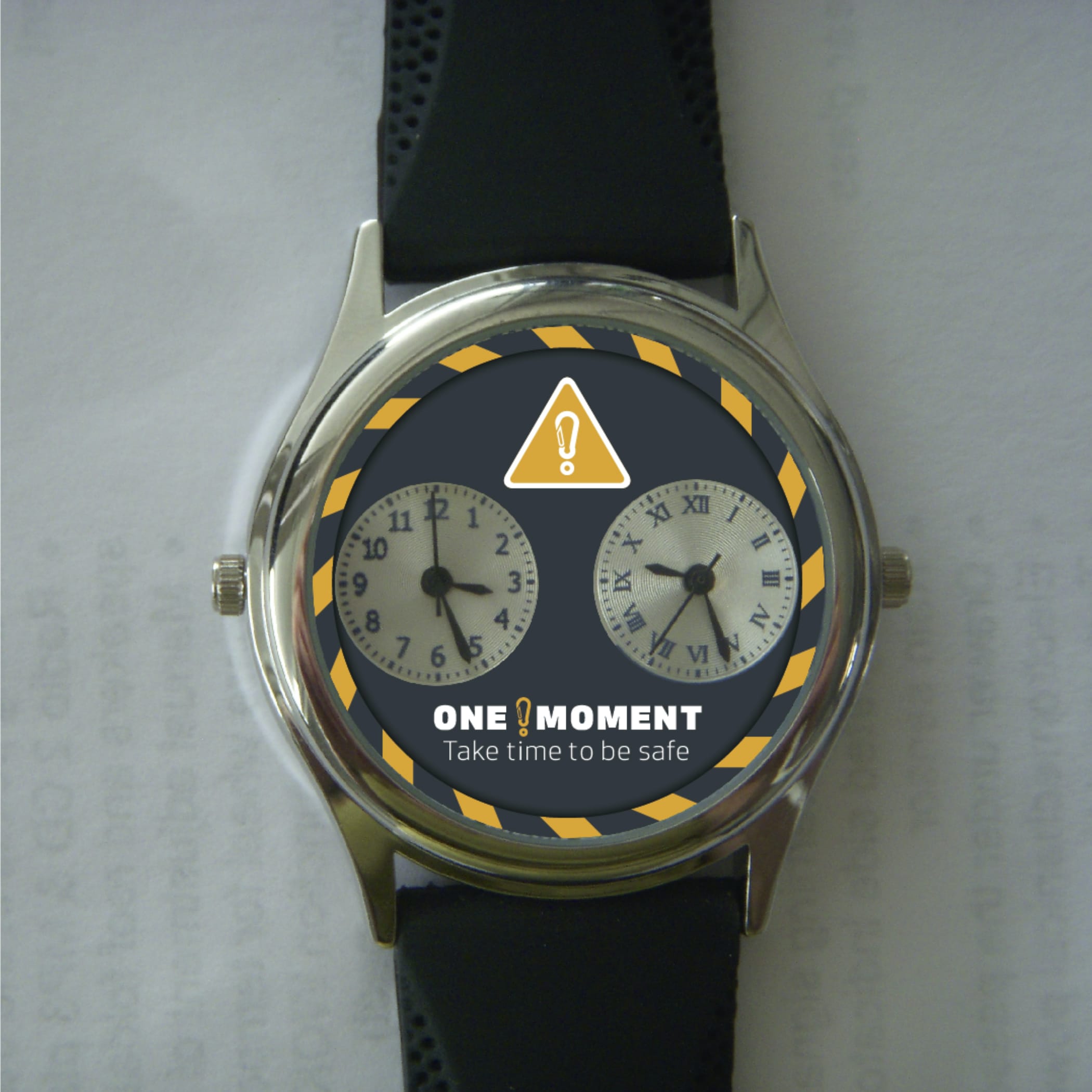 hochzwei_vestas_teaser_07.jpg Nahaufnahme einer schwarzen Uhr