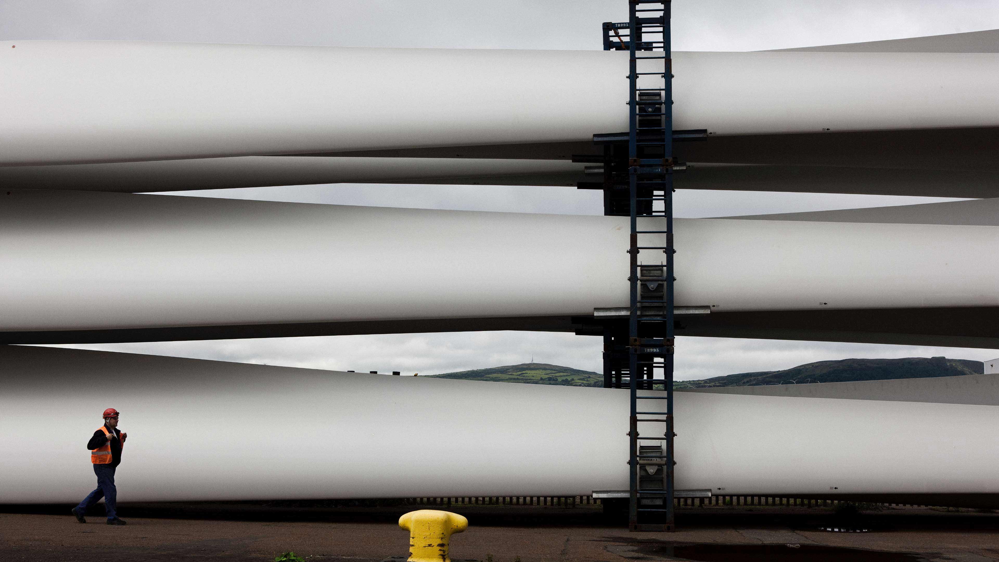 hochzwei_vestas_slider_03.jpg Die Flügel eines Windrades gestapelt auf einem Transporter