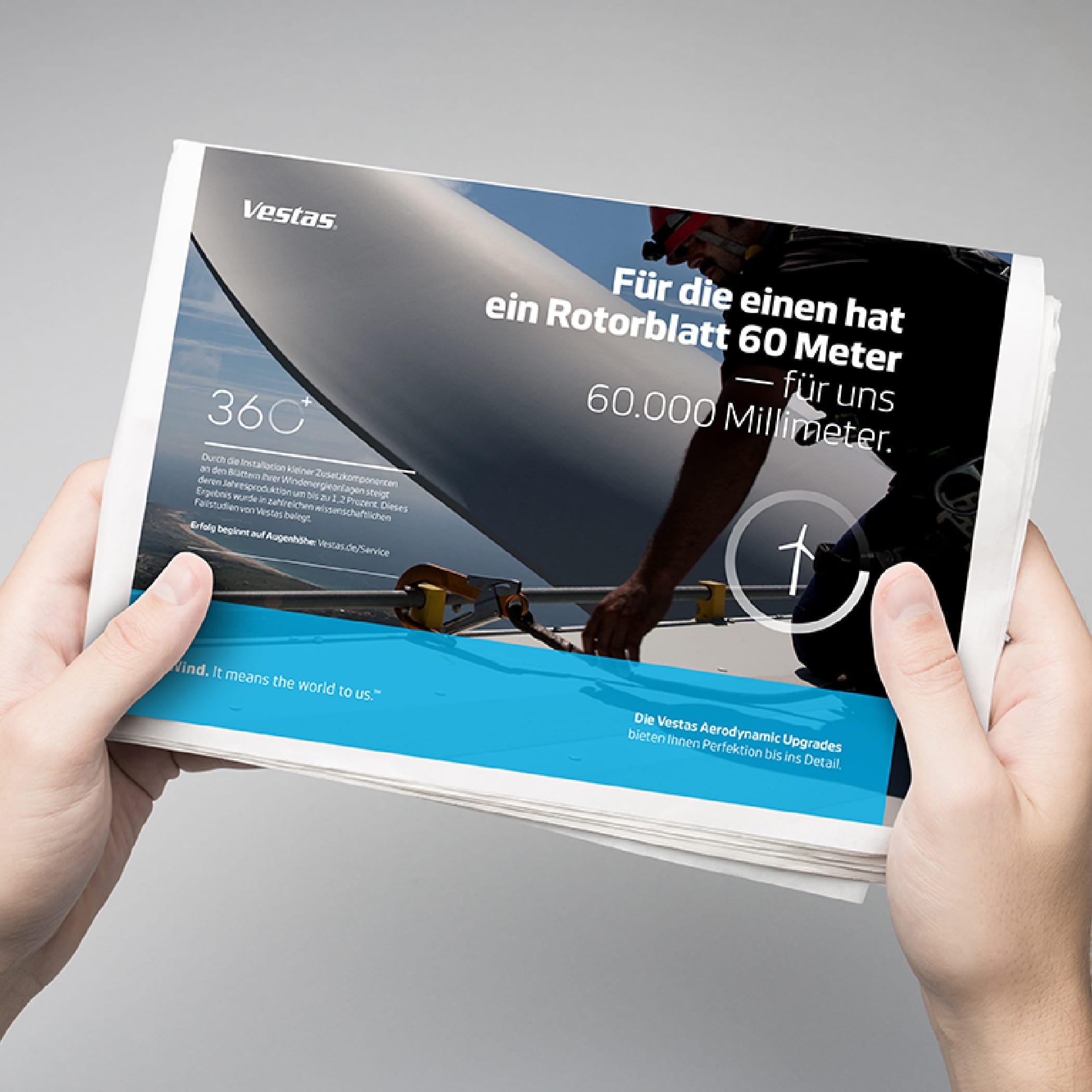 hochzwei_vestas_teaser_02.jpg Hand hält einen Stapel an Vestas Flyer
