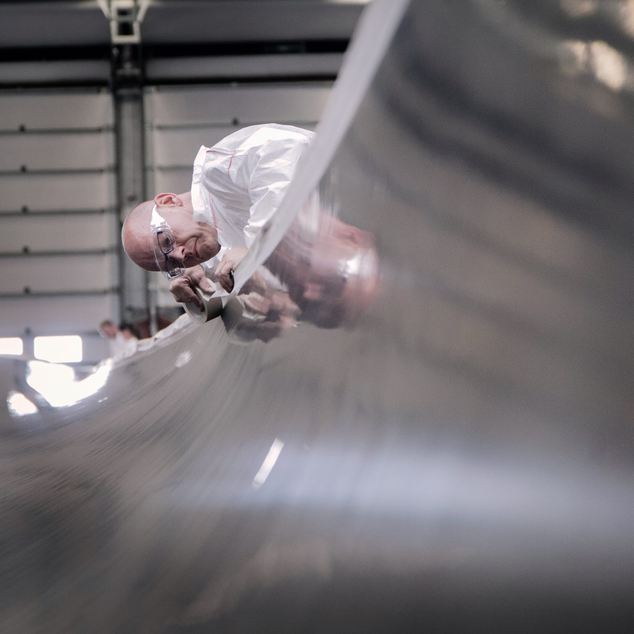 hochzwei_vestas_teaser_04.jpg Vestas Mitarbeiter arbeitet mit Stahl