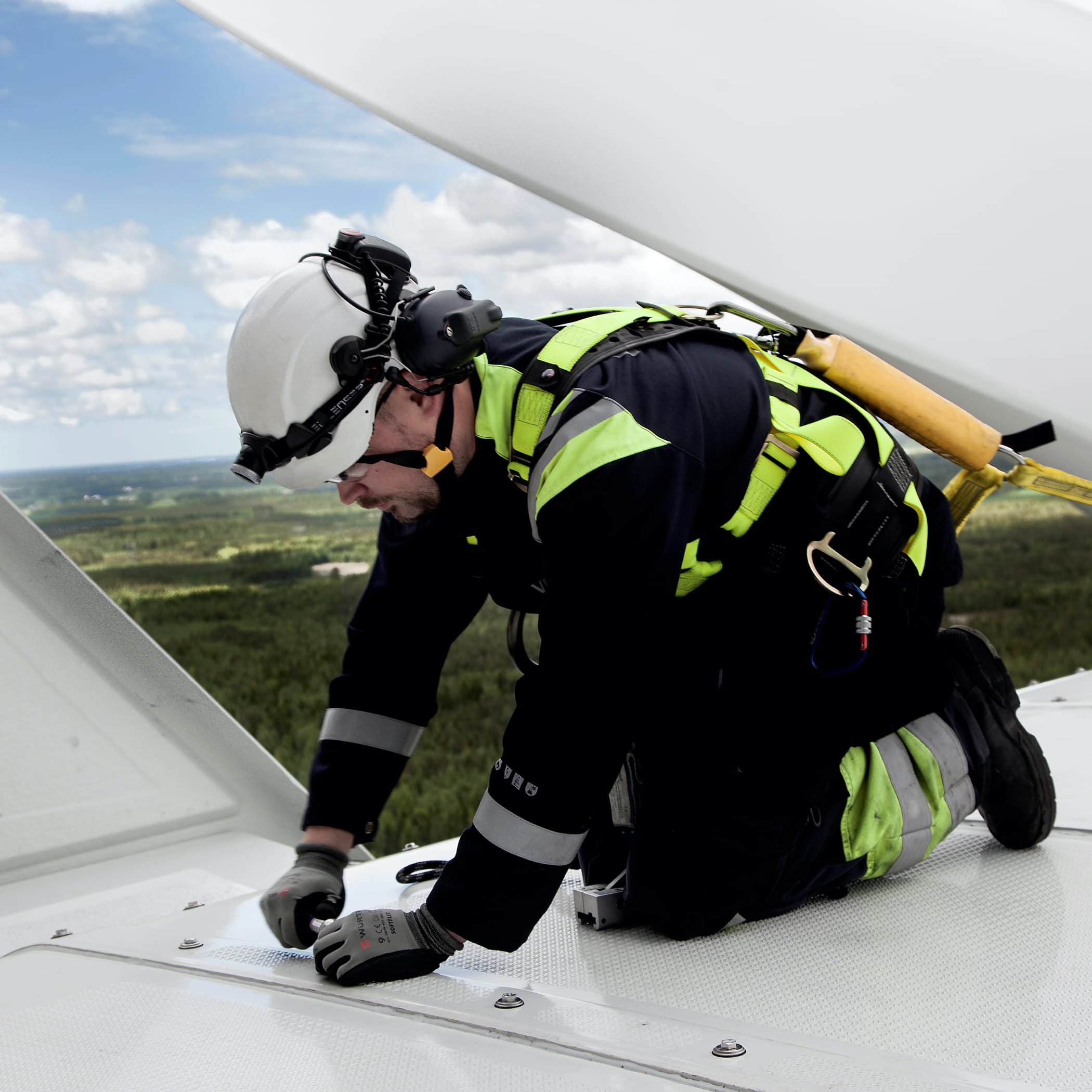 hochzwei_vestas_teaser_05.jpg Mitarbeiter von Vestas arbeitet auf einem Windrad