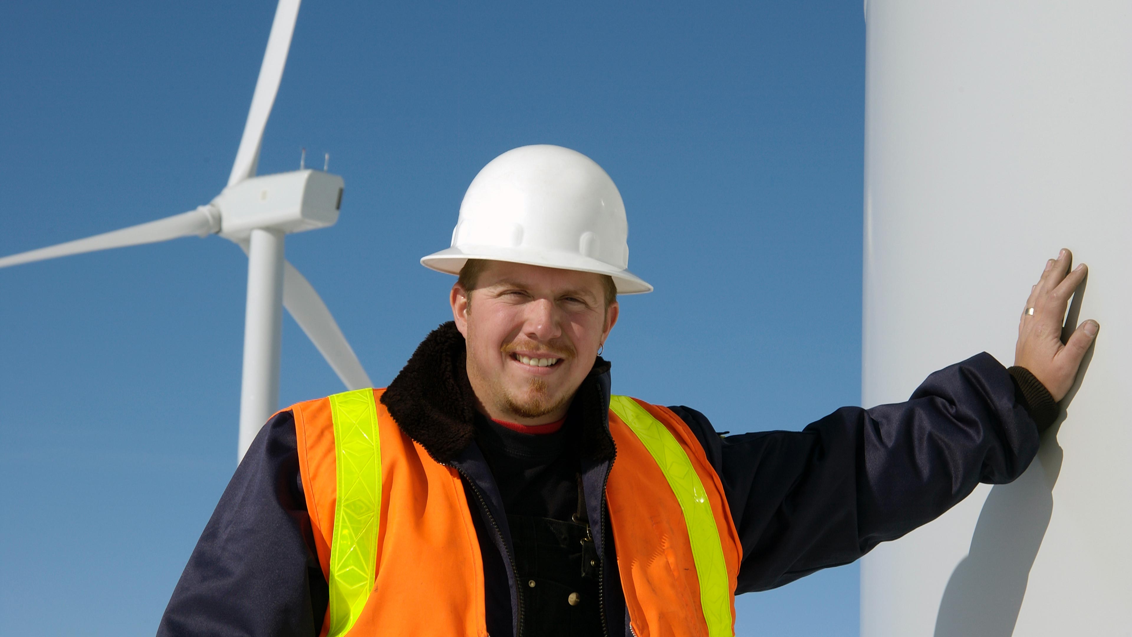 hochzwei_vest_slider_03.jpg Vestas Mitarbeiter lehnt sich an Windrad